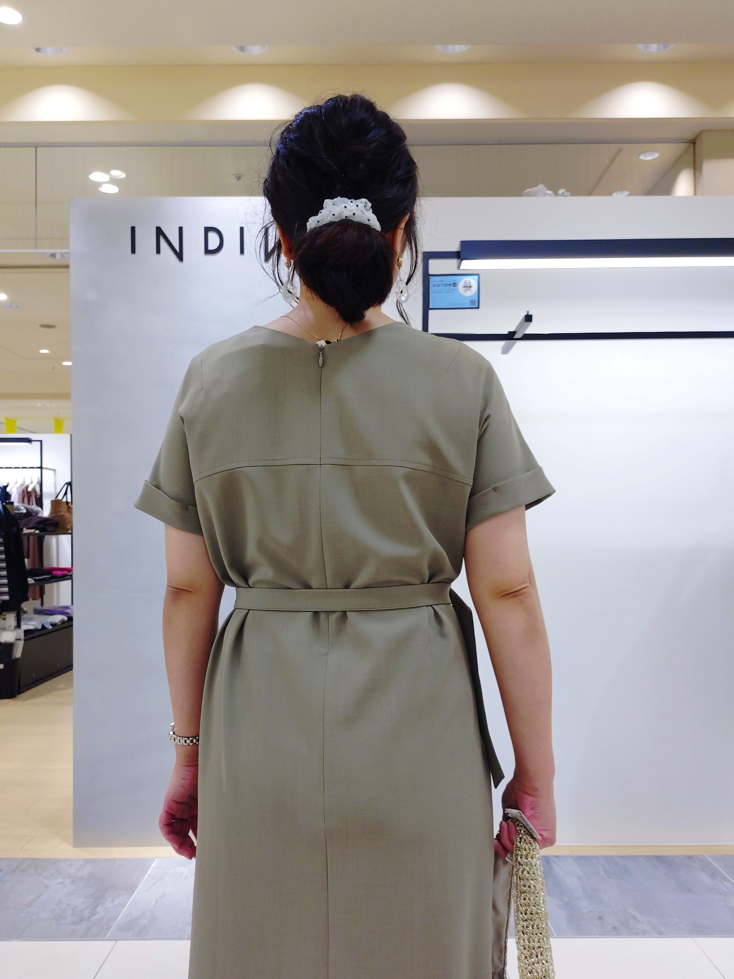 TOMOMIさんの「INDIVI｜【大人カジュアル】メタリックかぎ編みボトルバッグ」を使ったコーディネート