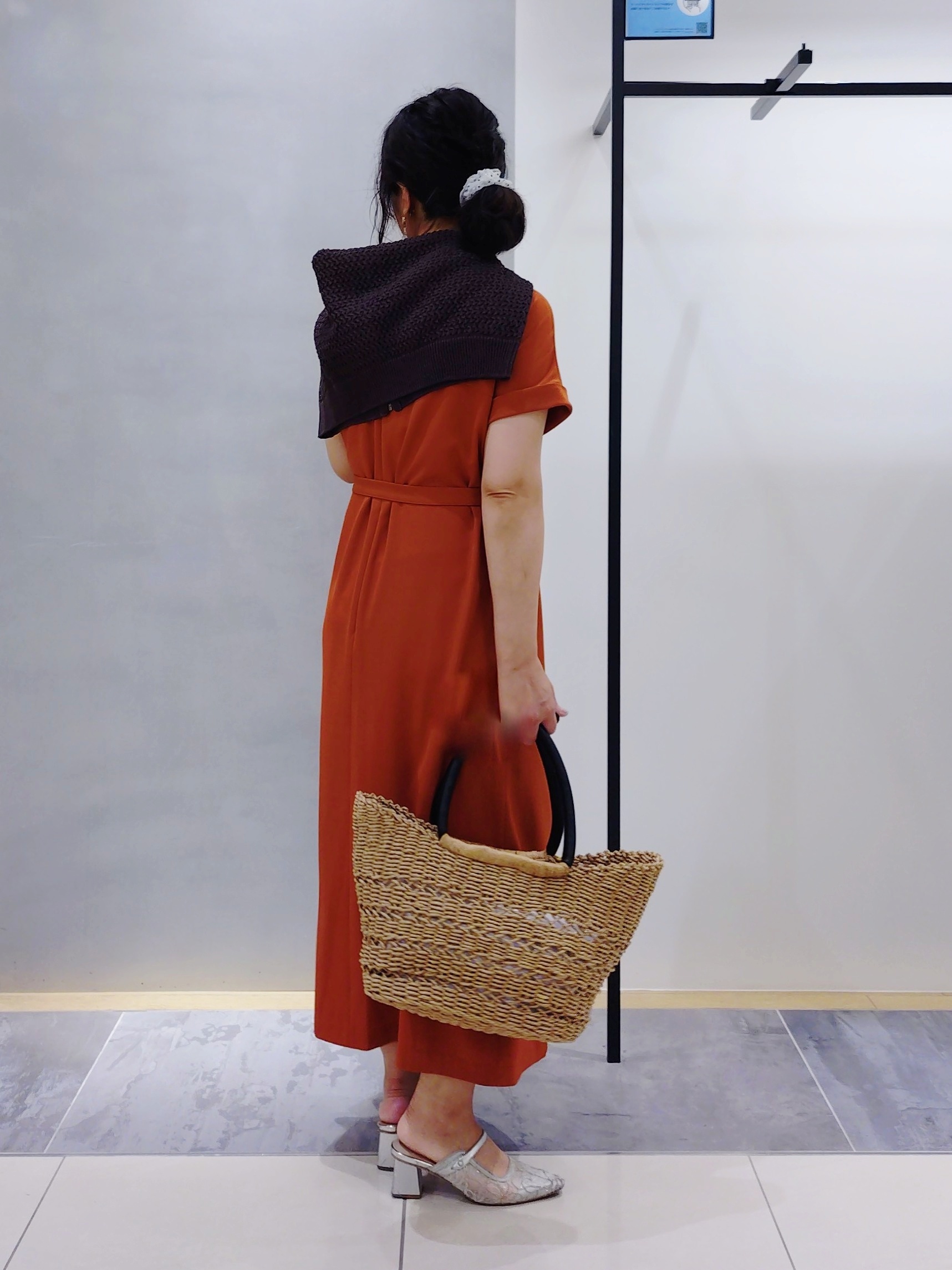 TOMOMIさんの「INDIVI｜【華奢見え】ベルト付きナローワンピース」を使ったコーディネート