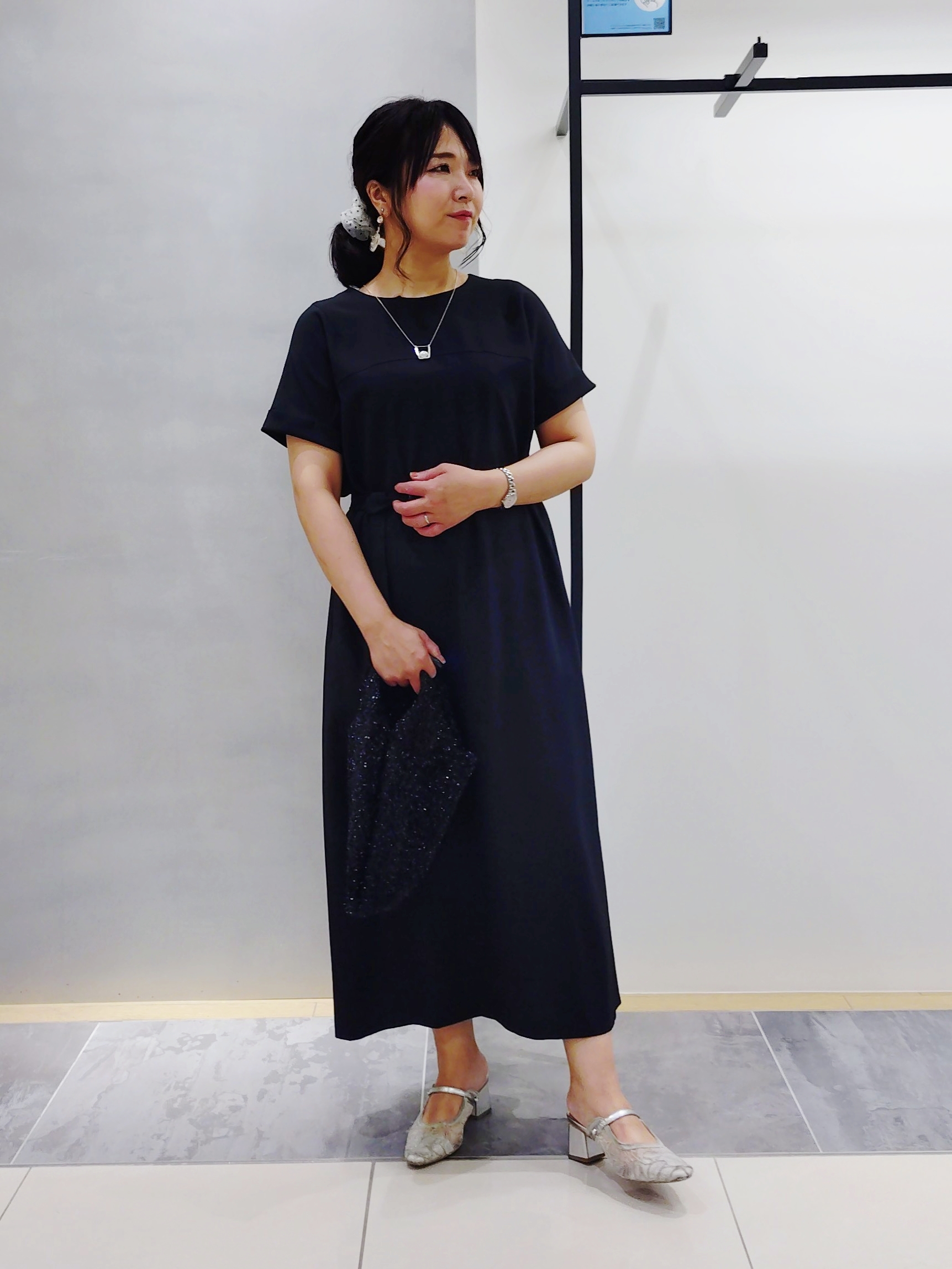 TOMOMIさんの「INDIVI｜【華奢見え】ベルト付きナローワンピース」を使ったコーディネート