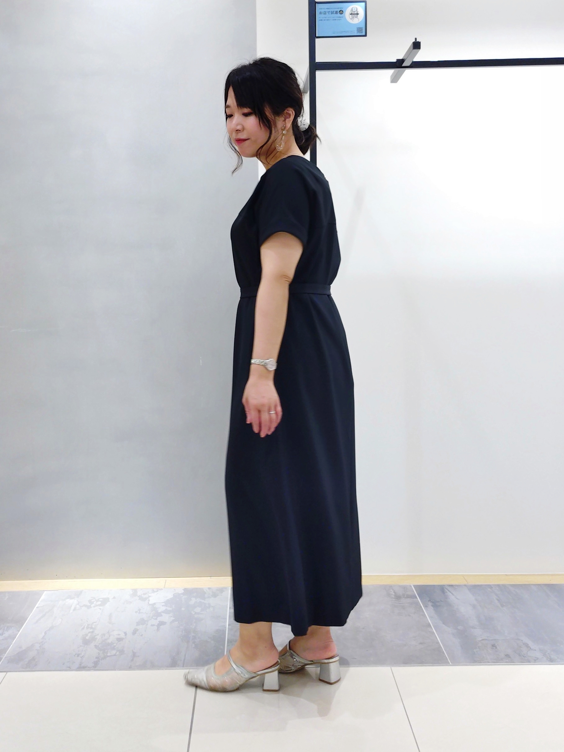 TOMOMIさんの「INDIVI｜【華奢見え】ベルト付きナローワンピース」を使ったコーディネート