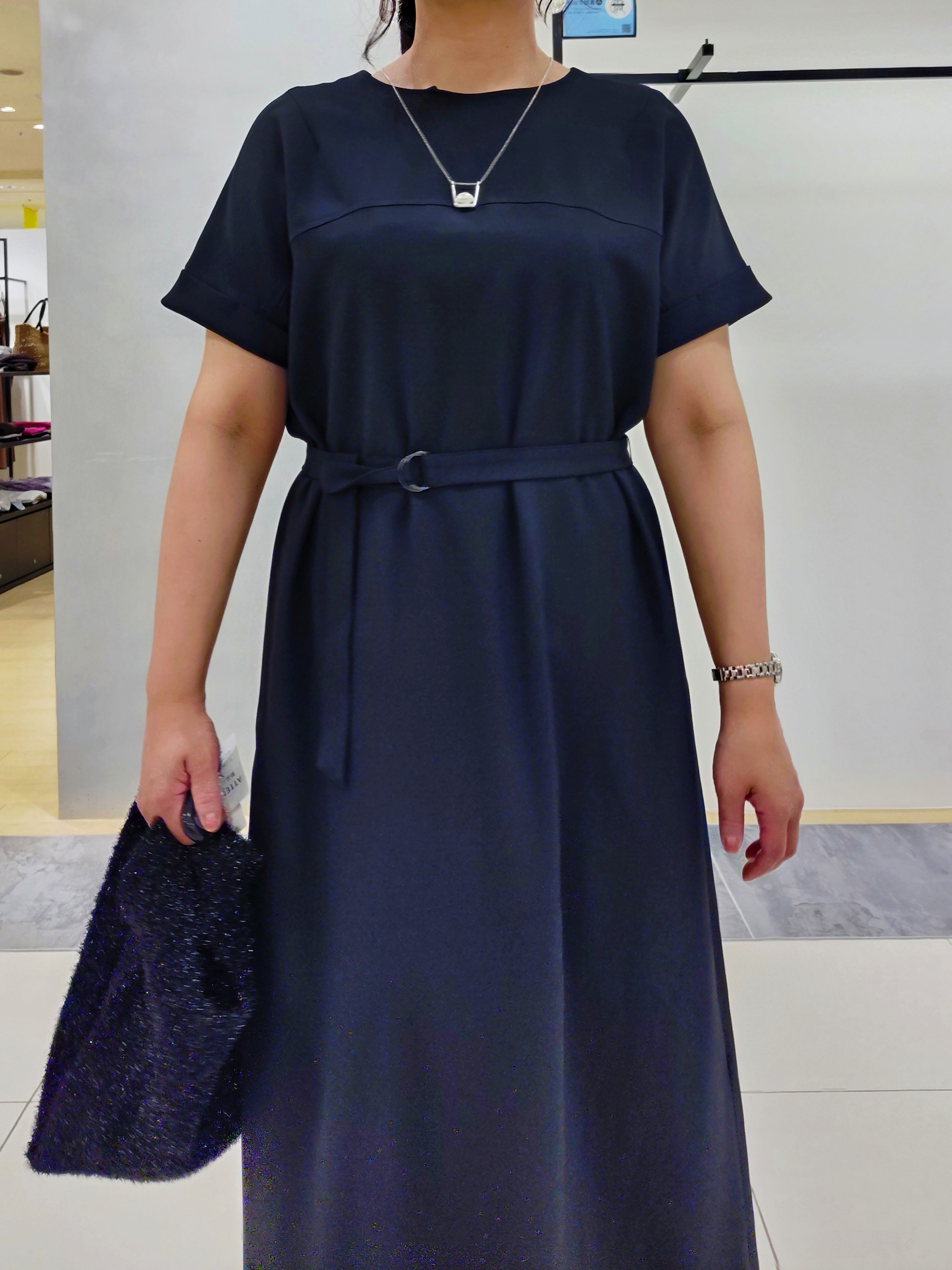 TOMOMIさんの「INDIVI｜【華奢見え】ベルト付きナローワンピース」を使ったコーディネート
