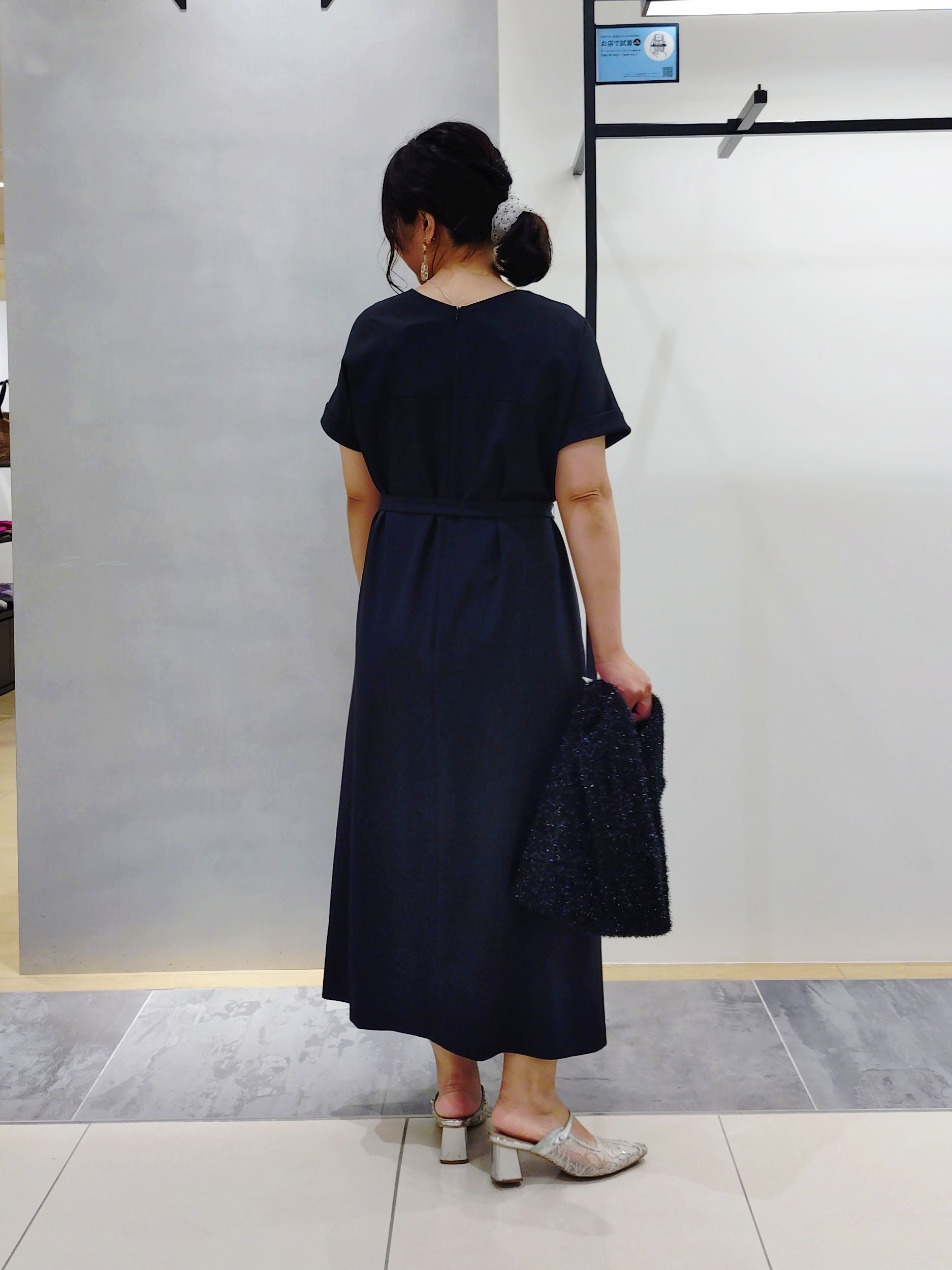 TOMOMIさんの「INDIVI｜【華奢見え】ベルト付きナローワンピース」を使ったコーディネート