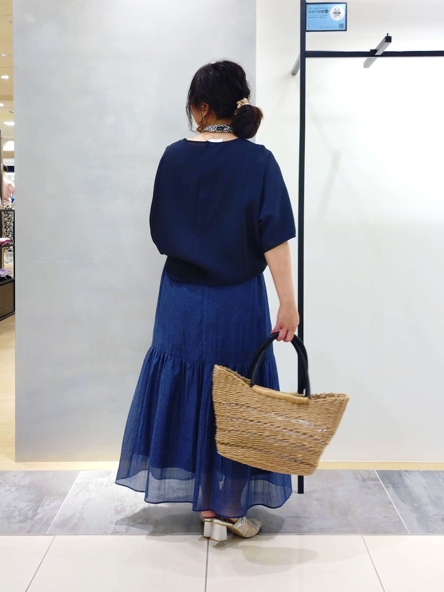 TOMOMIさんの「INDIVI｜【洗える／きれいめ】デニム風シアーティアードスカート」を使ったコーディネート