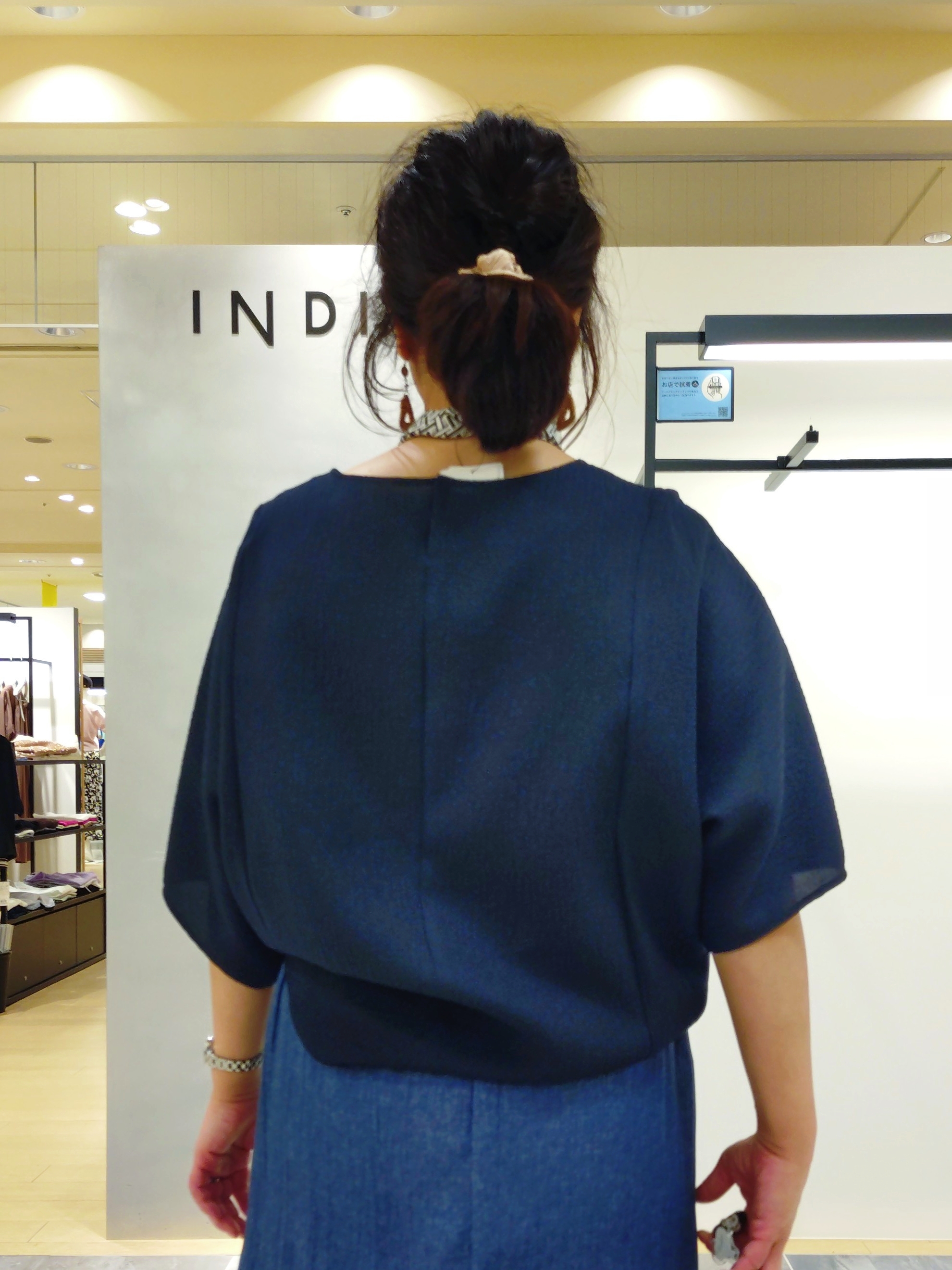 TOMOMIさんの「INDIVI｜【洗える／きれいめ】デニム風シアーティアードスカート」を使ったコーディネート