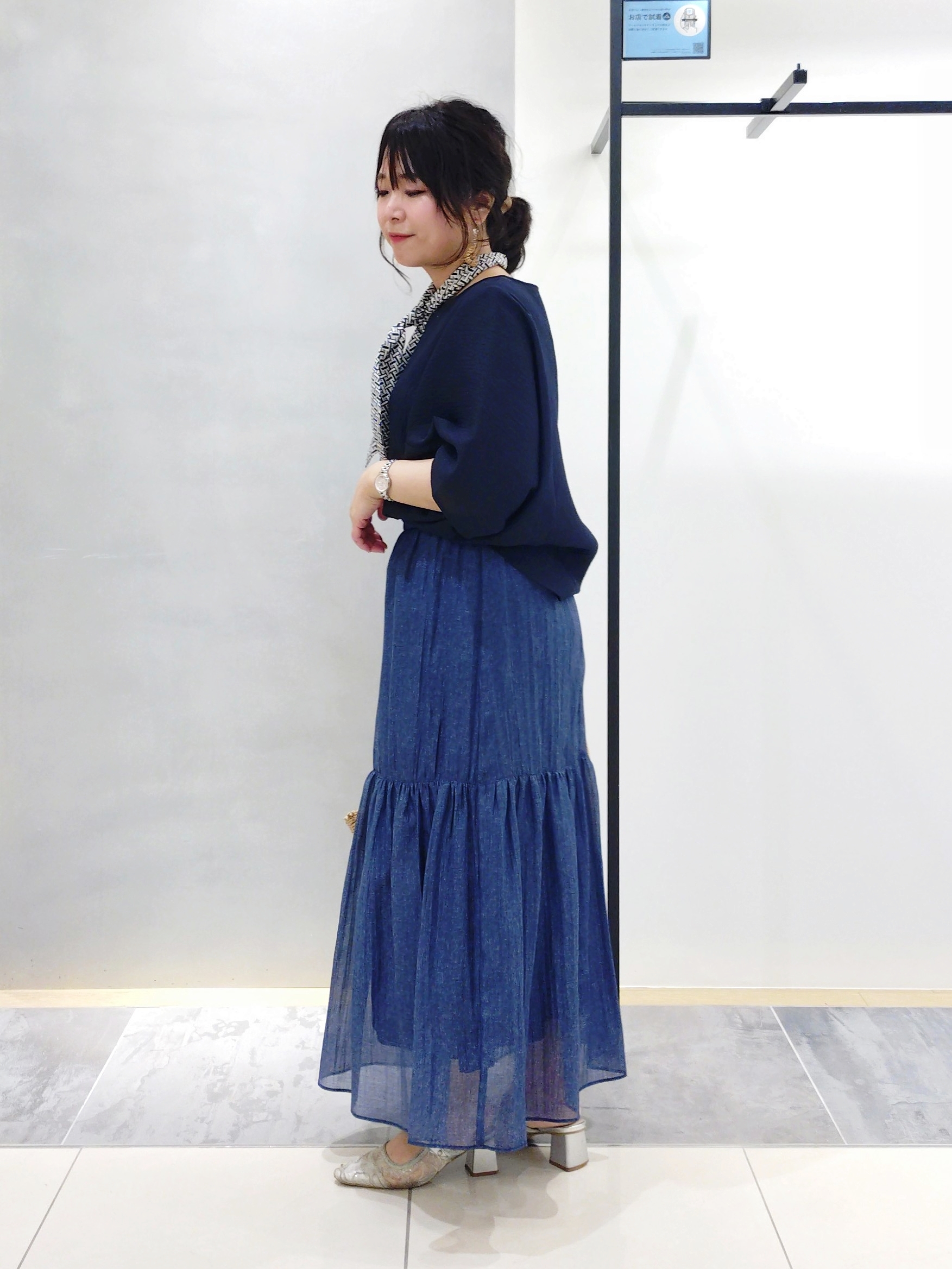 TOMOMIさんの「INDIVI｜【洗える／きれいめ】デニム風シアーティアードスカート」を使ったコーディネート