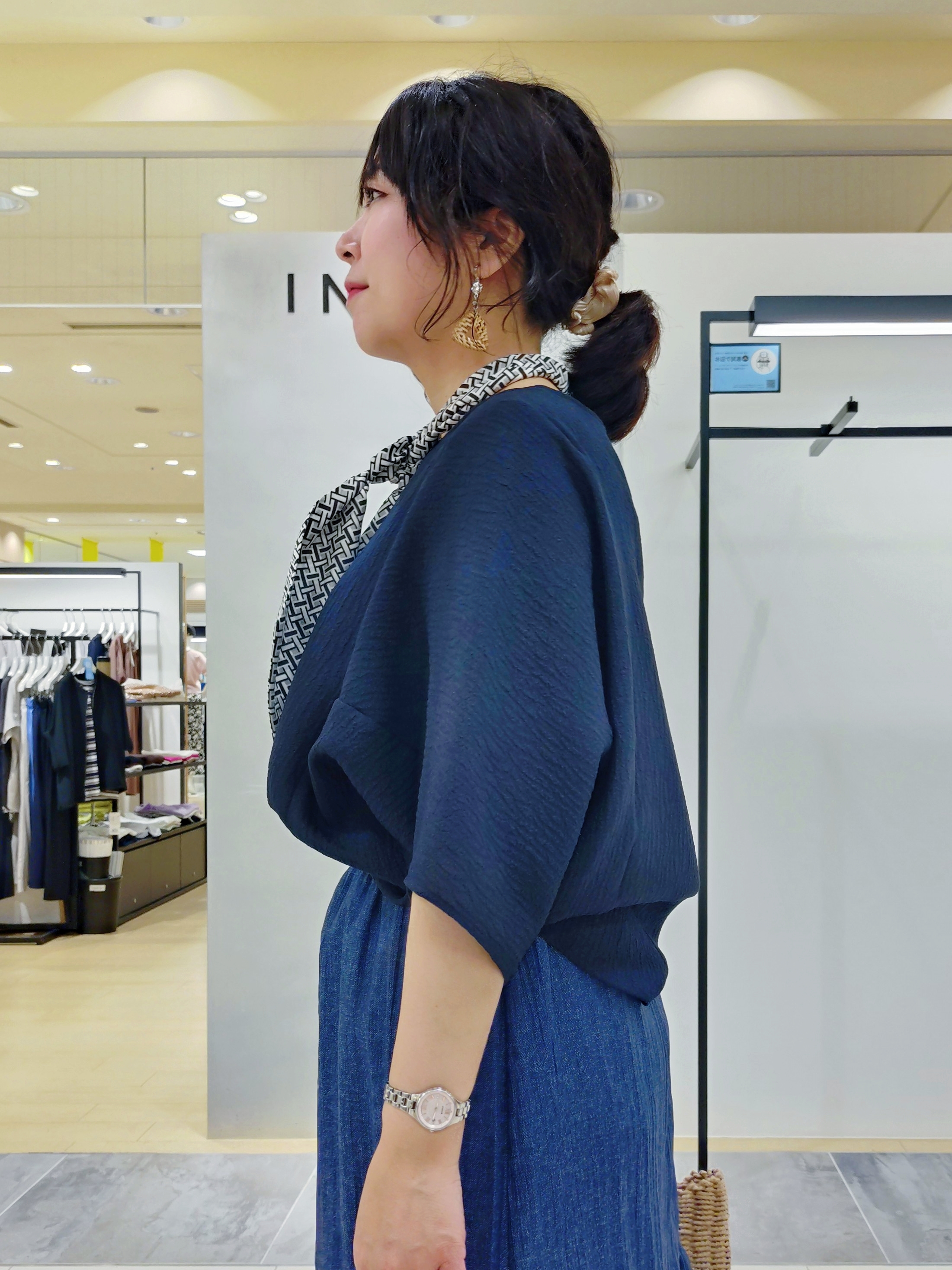 TOMOMIさんの「INDIVI｜【洗える／きれいめ】デニム風シアーティアードスカート」を使ったコーディネート