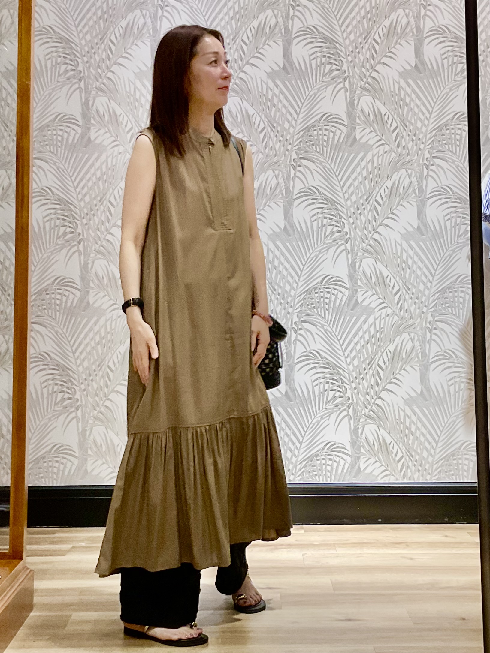 Hiwatashiさんの「DRESSTERIOR｜ノースリーブギャザーヘムワンピース」を使ったコーディネート