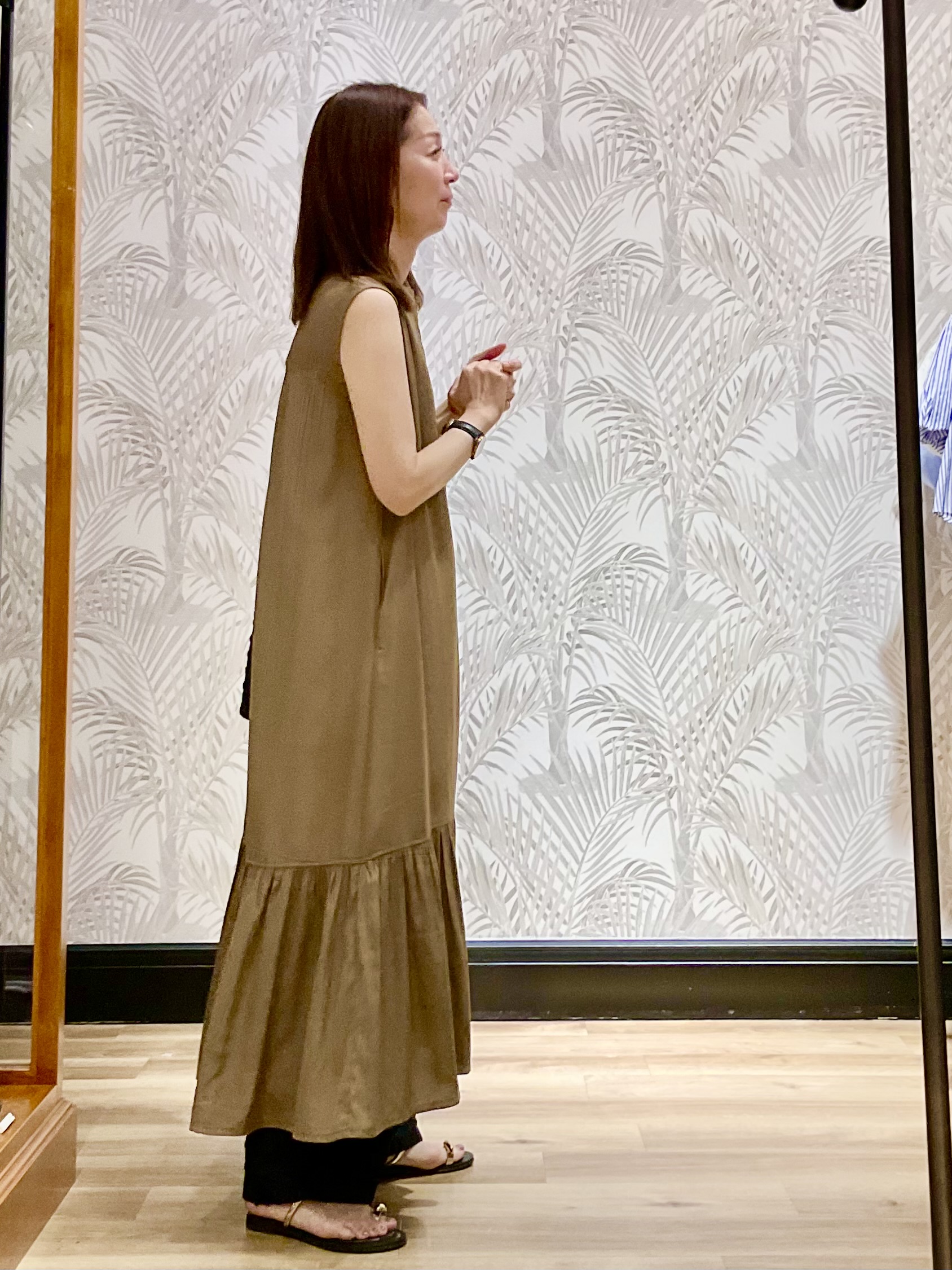 Hiwatashiさんの「DRESSTERIOR｜ノースリーブギャザーヘムワンピース」を使ったコーディネート