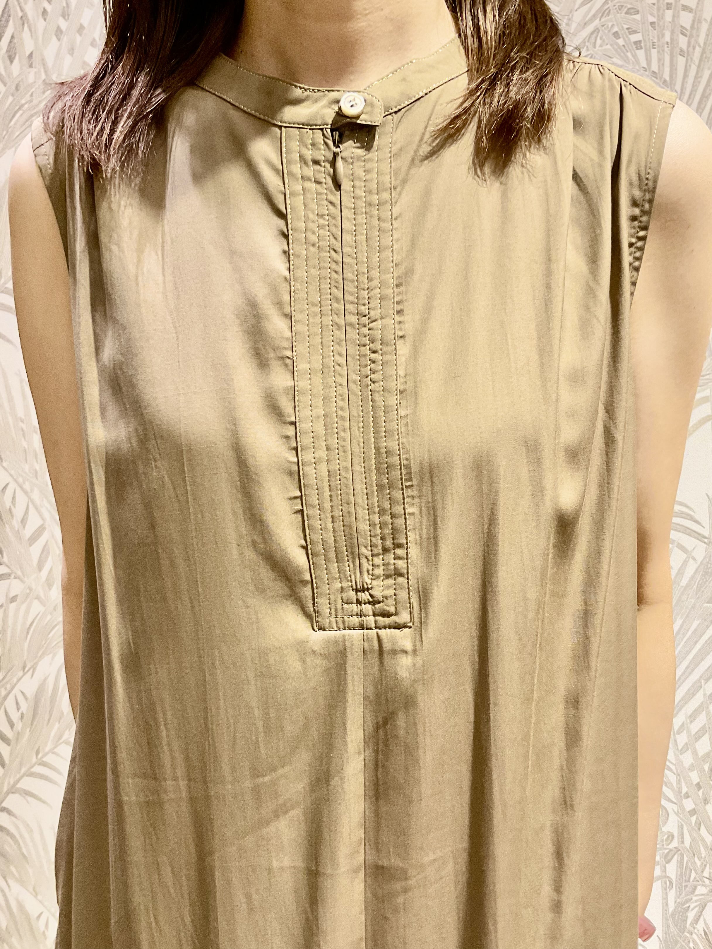 Hiwatashiさんの「DRESSTERIOR｜ノースリーブギャザーヘムワンピース」を使ったコーディネート