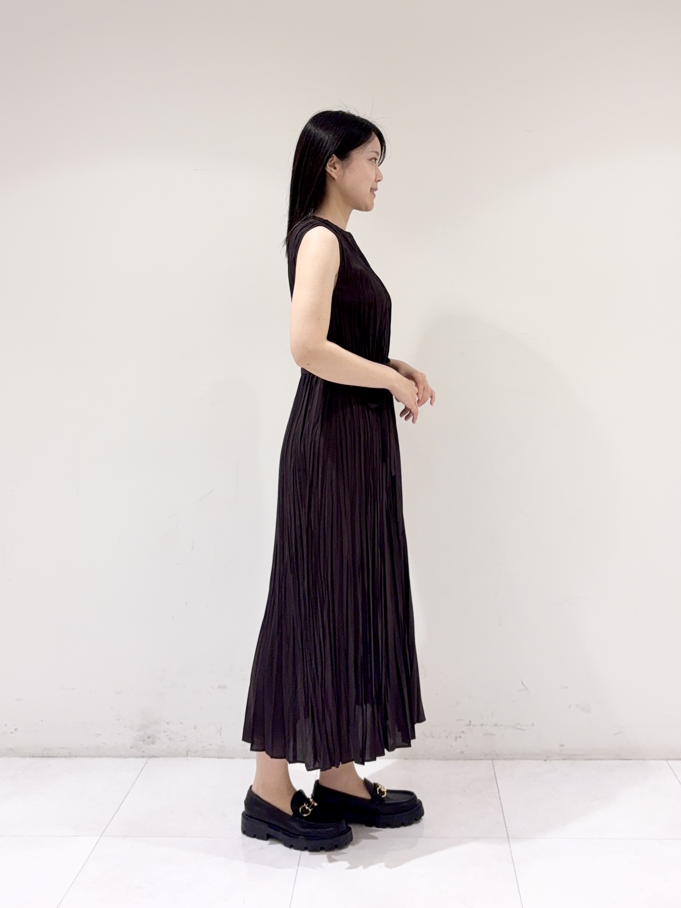 ayaさんの「DRESSTERIOR｜【ウォッシャブル/2WAYシルエット】ノースリーブプリーツワンピース」を使ったコーディネート