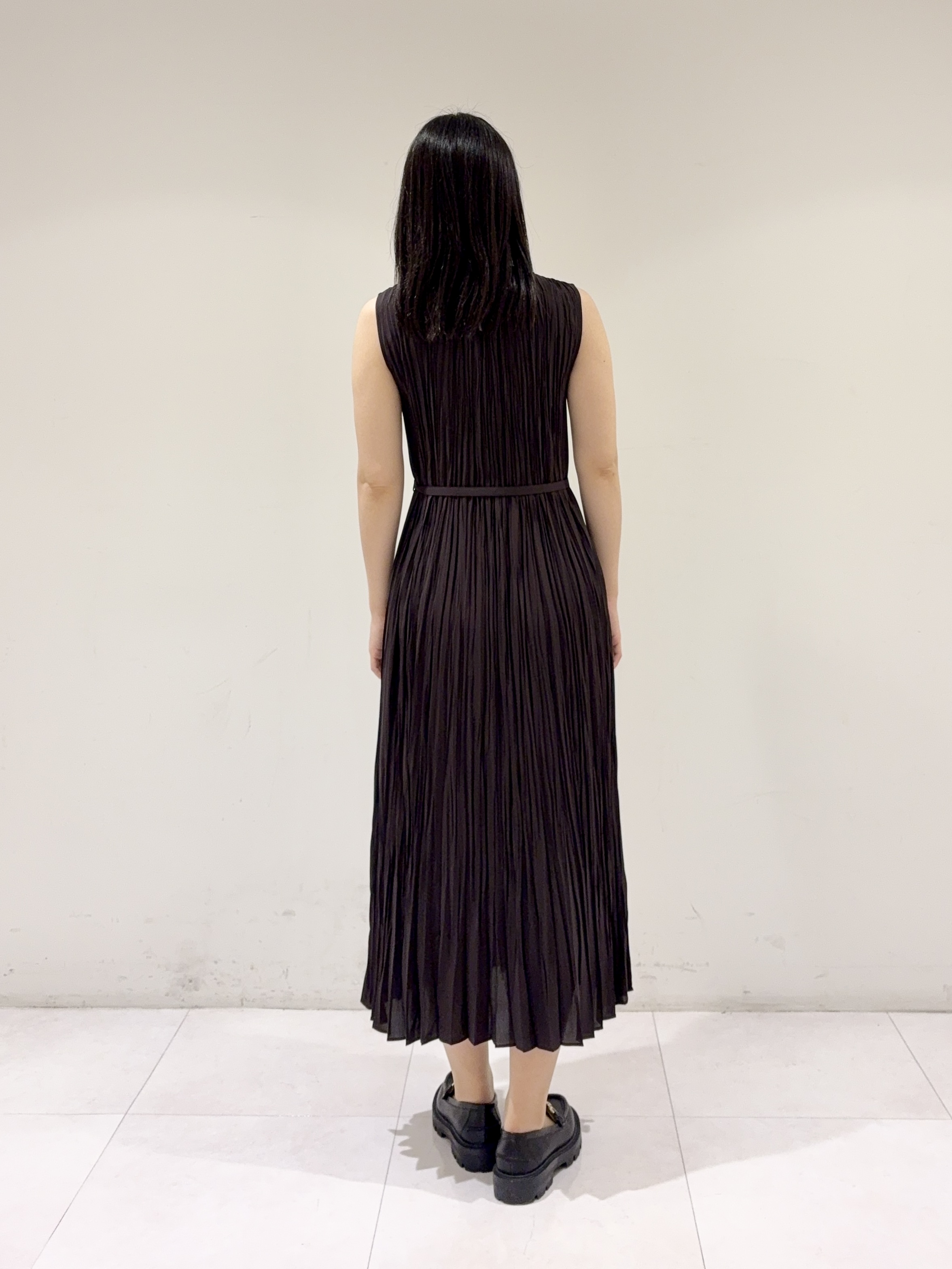 ayaさんの「DRESSTERIOR｜【ウォッシャブル/2WAYシルエット】ノースリーブプリーツワンピース」を使ったコーディネート