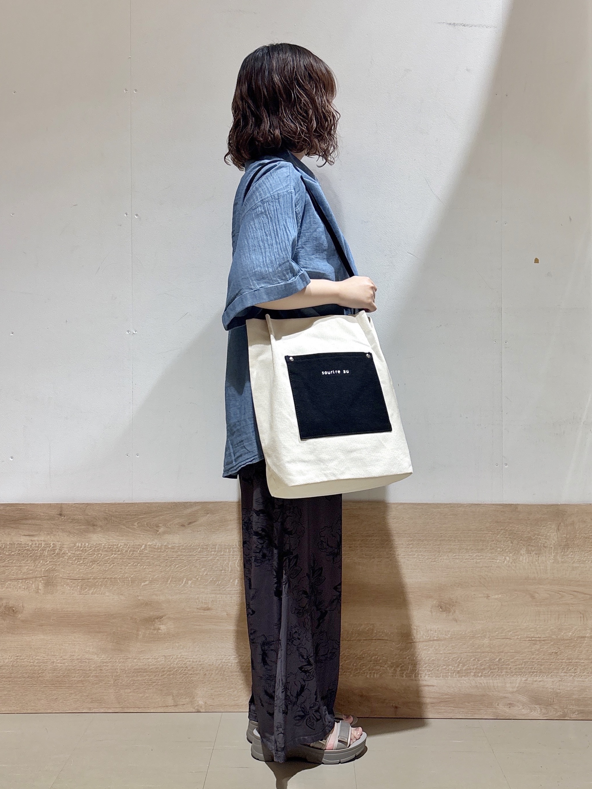 るねさんの「SHOO･LA･RUE｜【S-LL/洗濯機可/綿100%】やわらかシアーデニム 5分袖ポケットシャツ」を使ったコーディネート