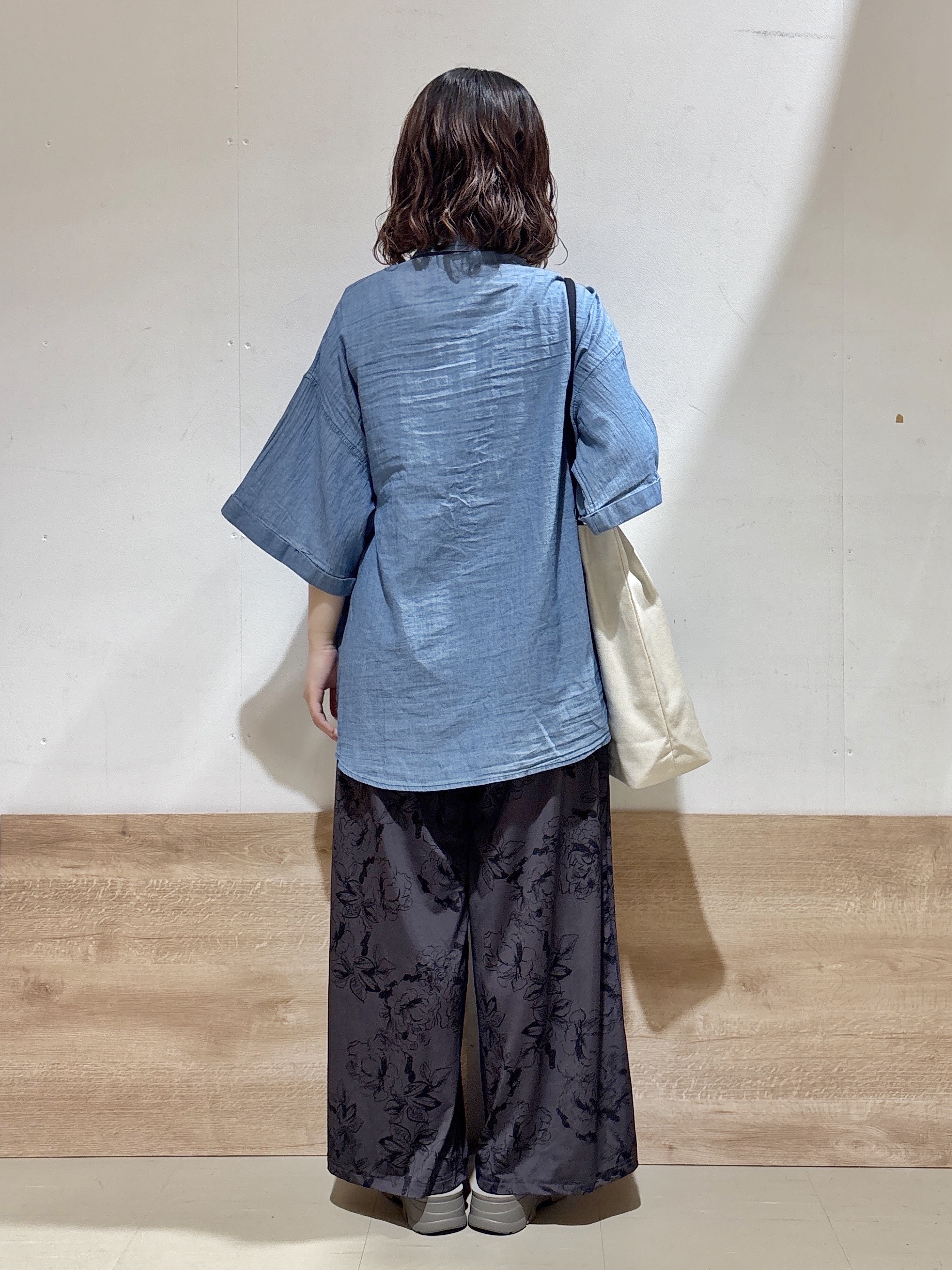 るねさんの「SHOO･LA･RUE｜【S-LL/洗濯機可/綿100%】やわらかシアーデニム 5分袖ポケットシャツ」を使ったコーディネート
