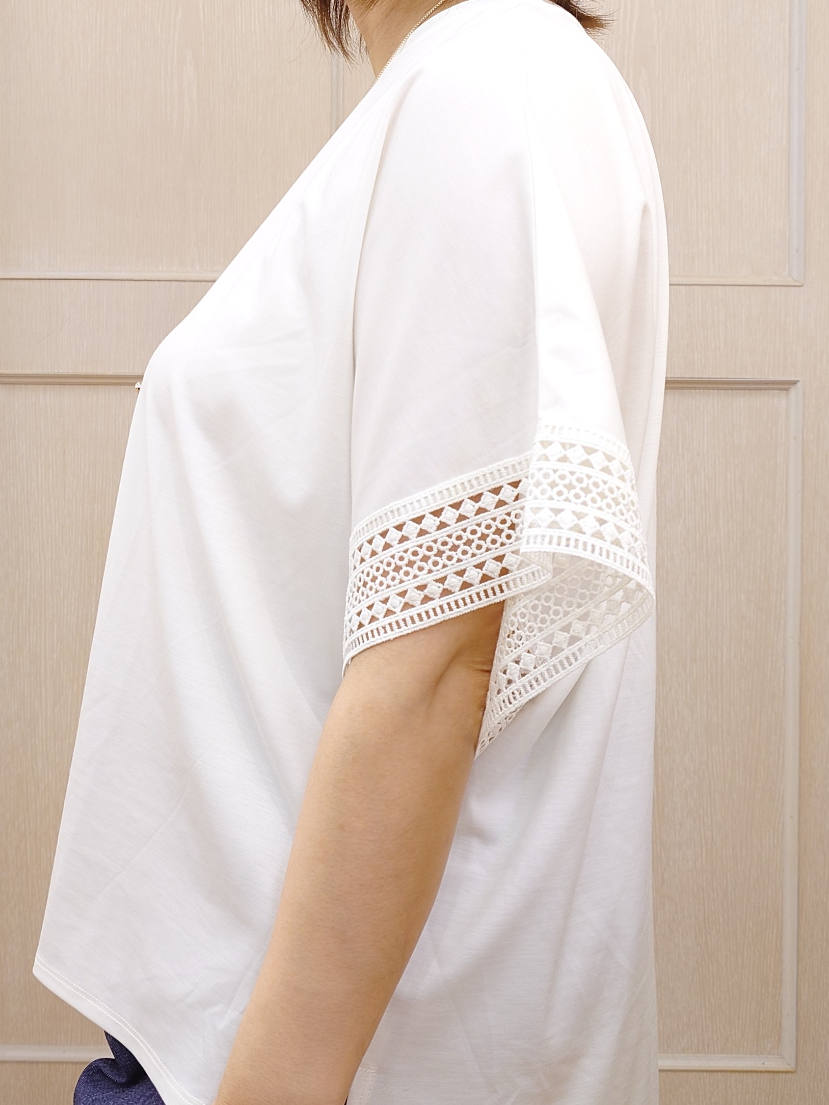 とろろさんの「SHOO･LA･RUE｜【ひんやり/UV】お袖レースが上品 ゆったりとろみトップス」を使ったコーディネート