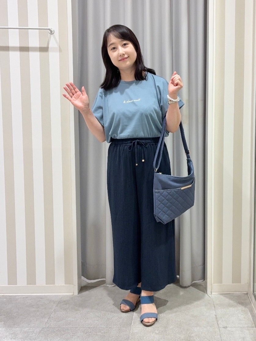 vanseさんの「SHOO･LA･RUE｜【汗じみ防止/ひんやり/S-LL】インせず着られる 刺繍ロゴTシャツ」を使ったコーディネート