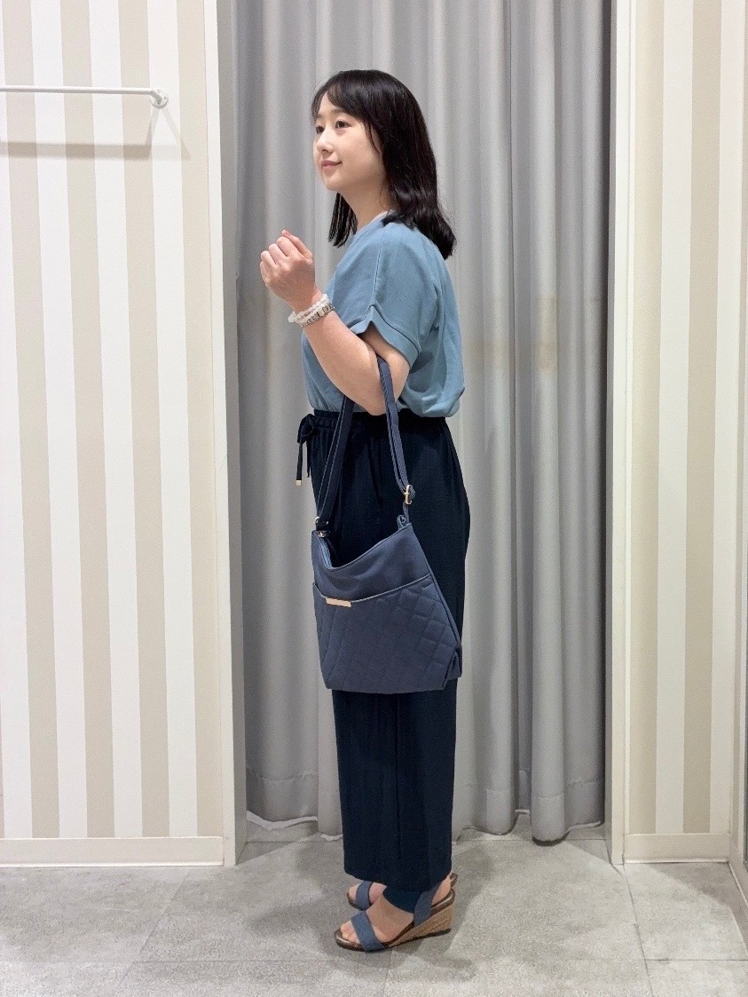 vanseさんの「SHOO･LA･RUE｜【汗じみ防止/ひんやり/S-LL】インせず着られる 刺繍ロゴTシャツ」を使ったコーディネート