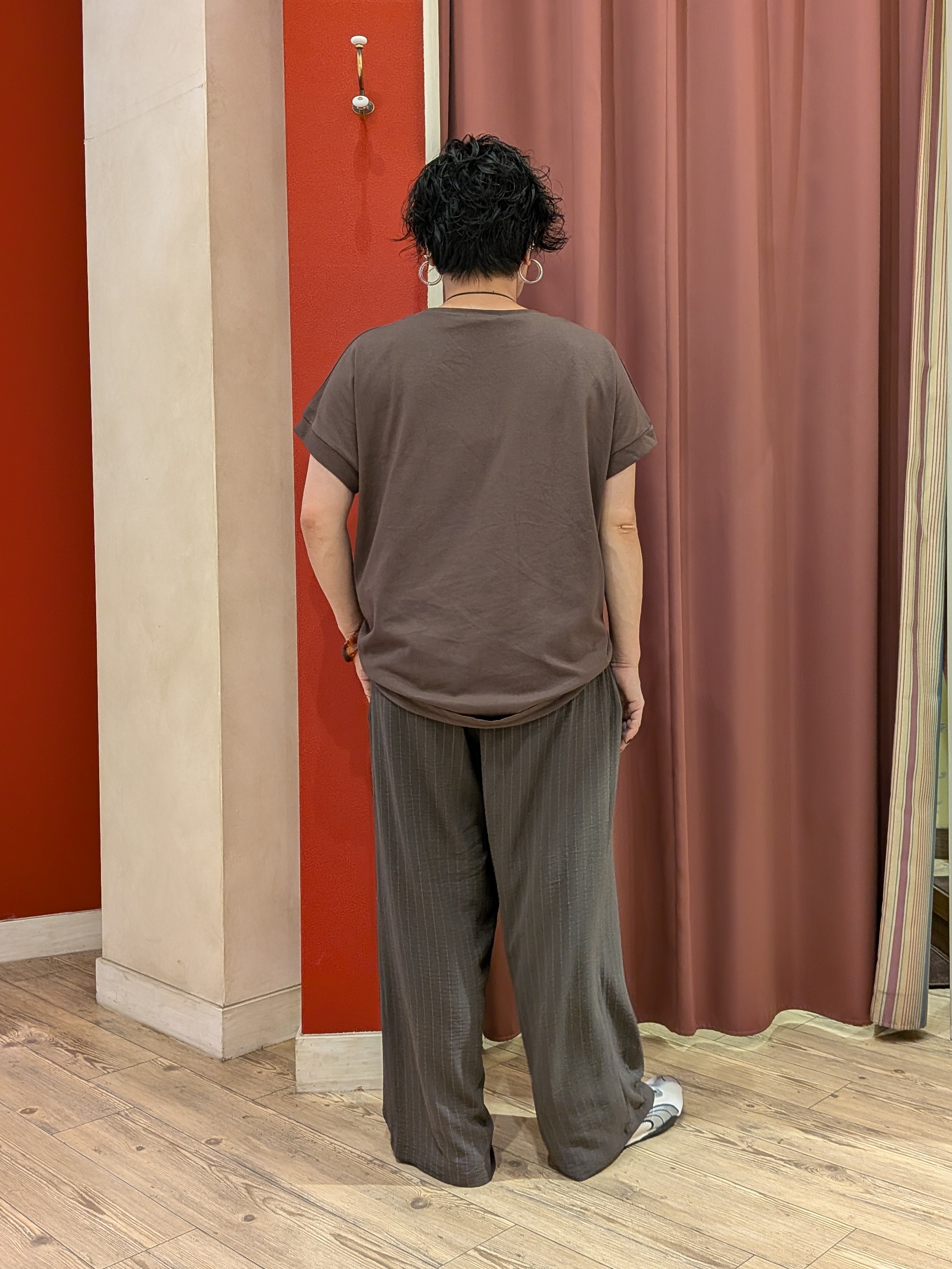 cameさんの「SHOO･LA･RUE｜【汗じみ防止/ひんやり/体型カバー】真夏の味方。 汗じみが気になりにくい 大人の刺繍ロゴTシャツ」を使ったコーディネート