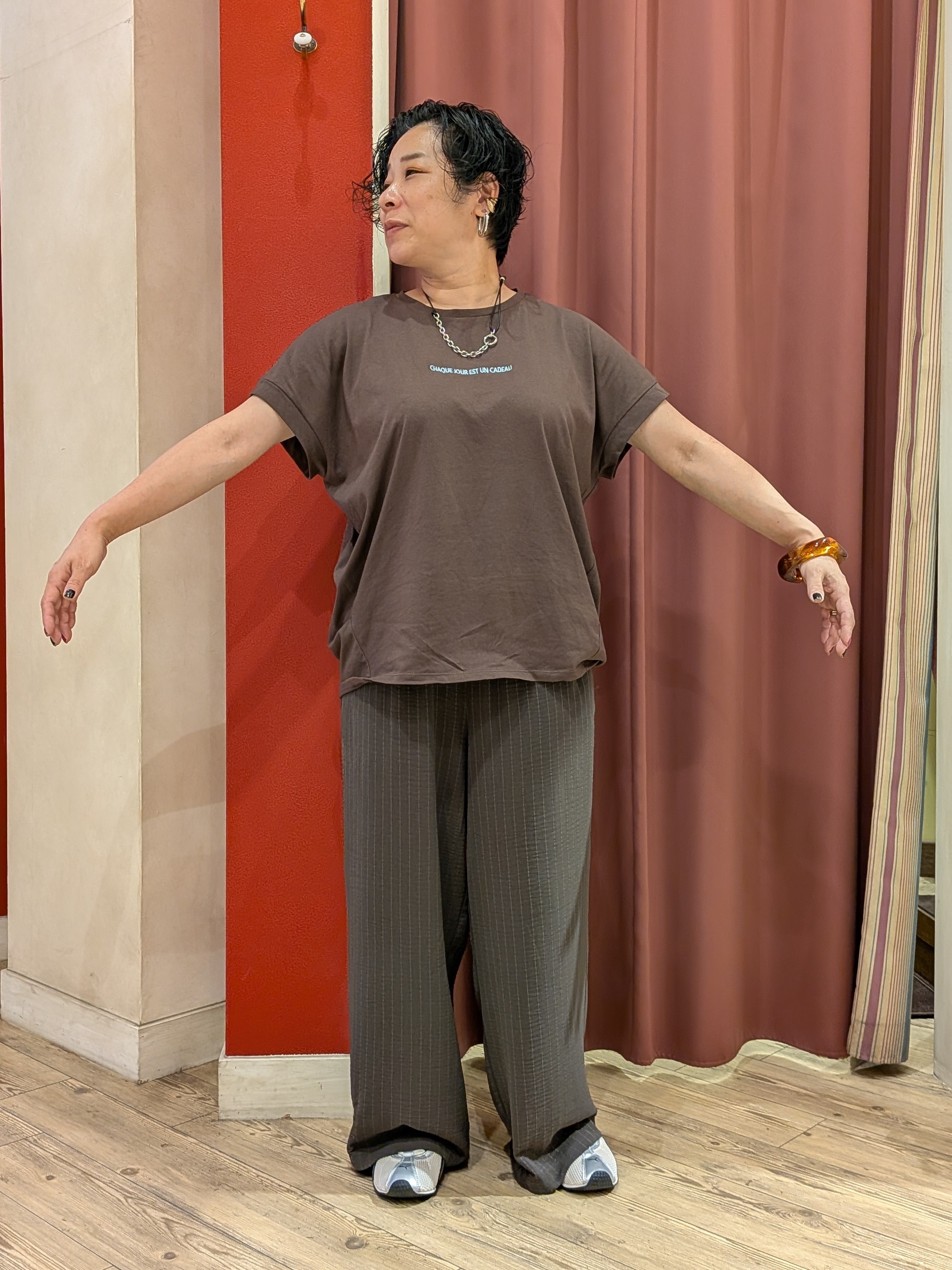 cameさんの「SHOO･LA･RUE｜【汗じみ防止/ひんやり/体型カバー】真夏の味方。 汗じみが気になりにくい 大人の刺繍ロゴTシャツ」を使ったコーディネート
