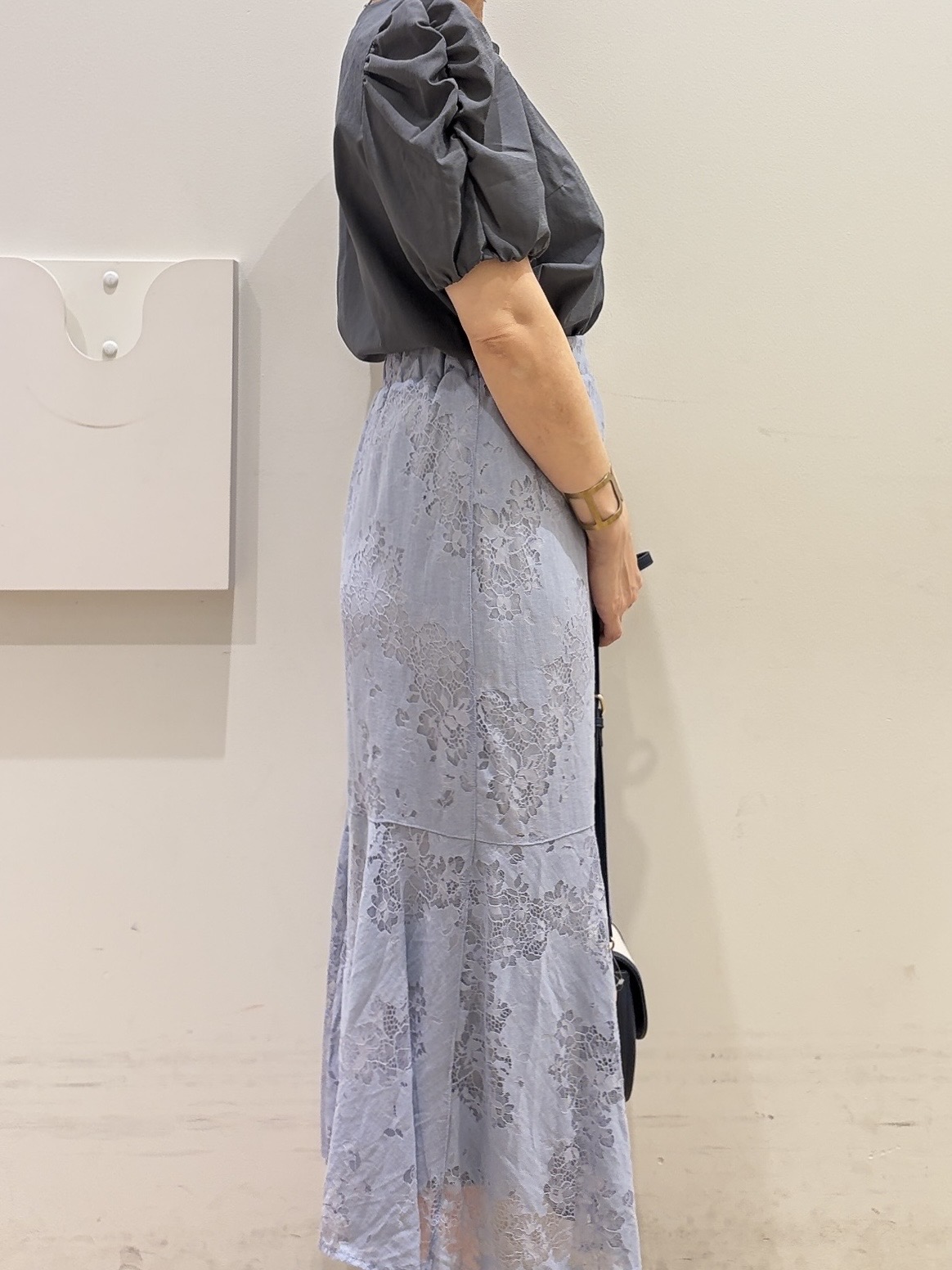 YUKOさんの「index｜【接触冷感／防シワ】シャーリングスリーブブラウス《洗濯機OK》」を使ったコーディネート