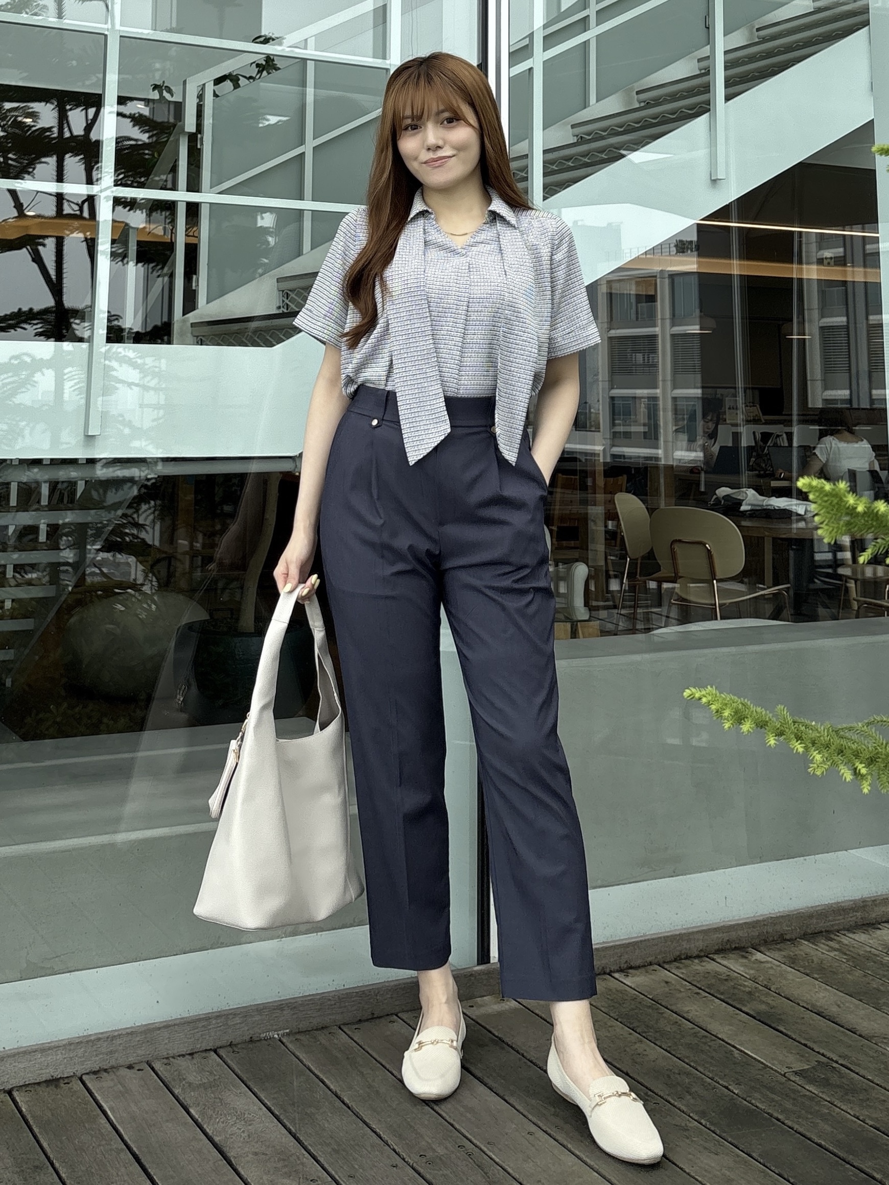 sayaさんの「grove｜半袖になって再登場！【洗える】チャーム付きマルチWAYボウタイブラウス」を使ったコーディネート