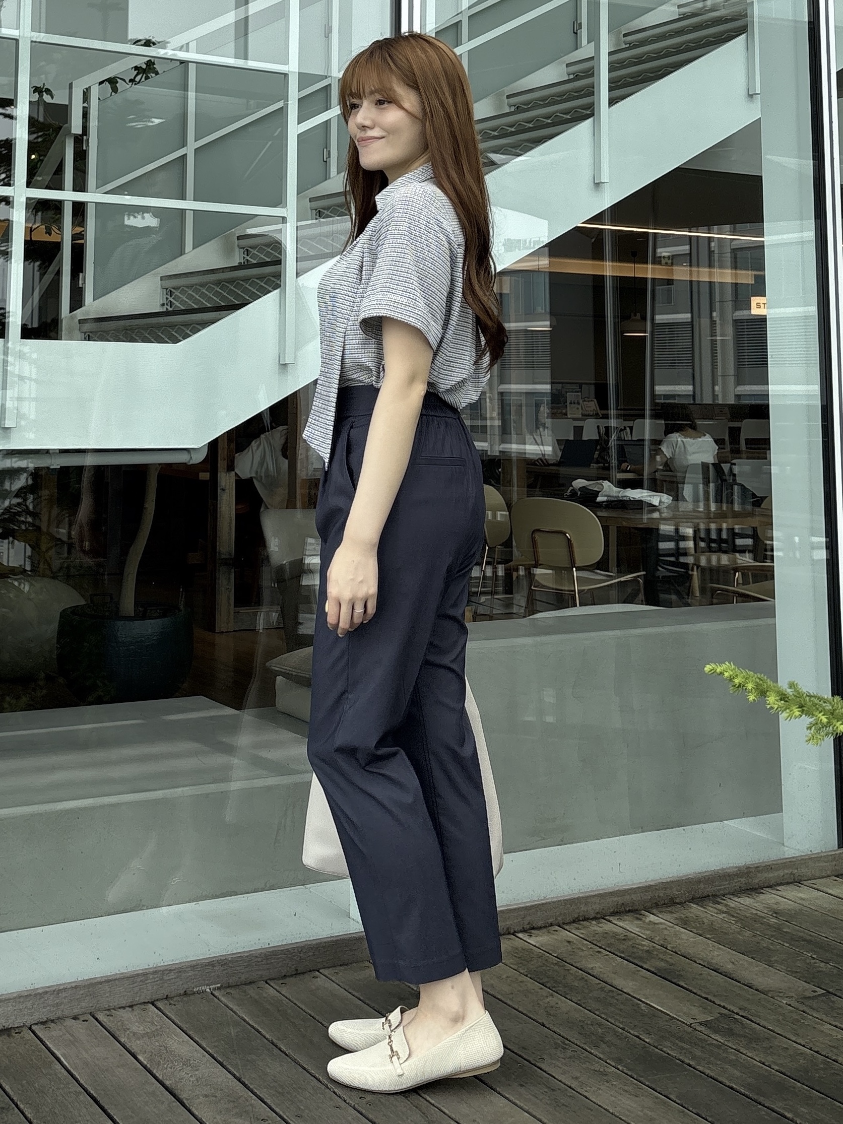 sayaさんの「grove｜半袖になって再登場！【洗える】チャーム付きマルチWAYボウタイブラウス」を使ったコーディネート