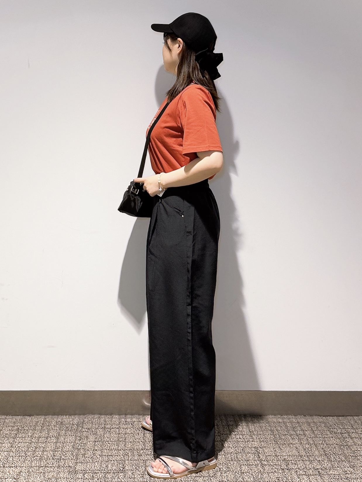 みーさんの「grove｜【吸水速乾・UVカット・接触冷感・マシンウォッシャブル】ベーシックMIXロゴプリントT」を使ったコーディネート