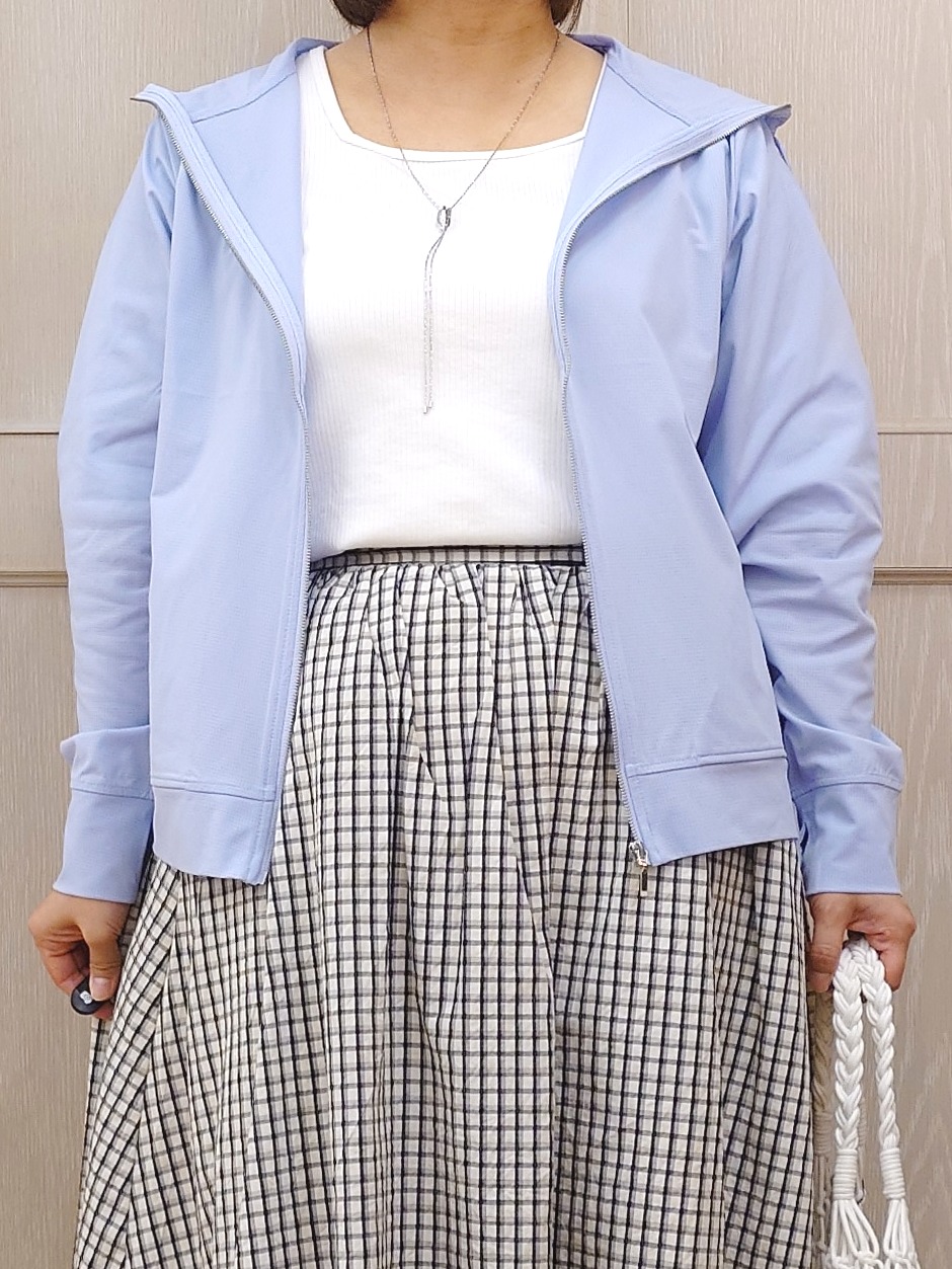 とろろさんの「SHOO･LA･RUE｜【ひんやり/UV/洗濯機可】日焼け対策も快適に 指穴つき ジップパーカー」を使ったコーディネート