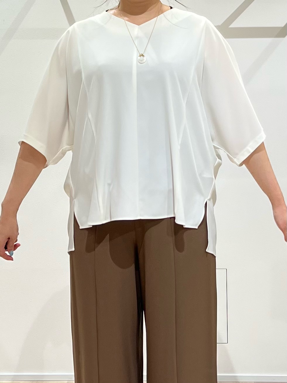 TOMOMIさんの「UNTITLED｜【体型＆二の腕カバー/着る日傘】ドルマントップス」を使ったコーディネート