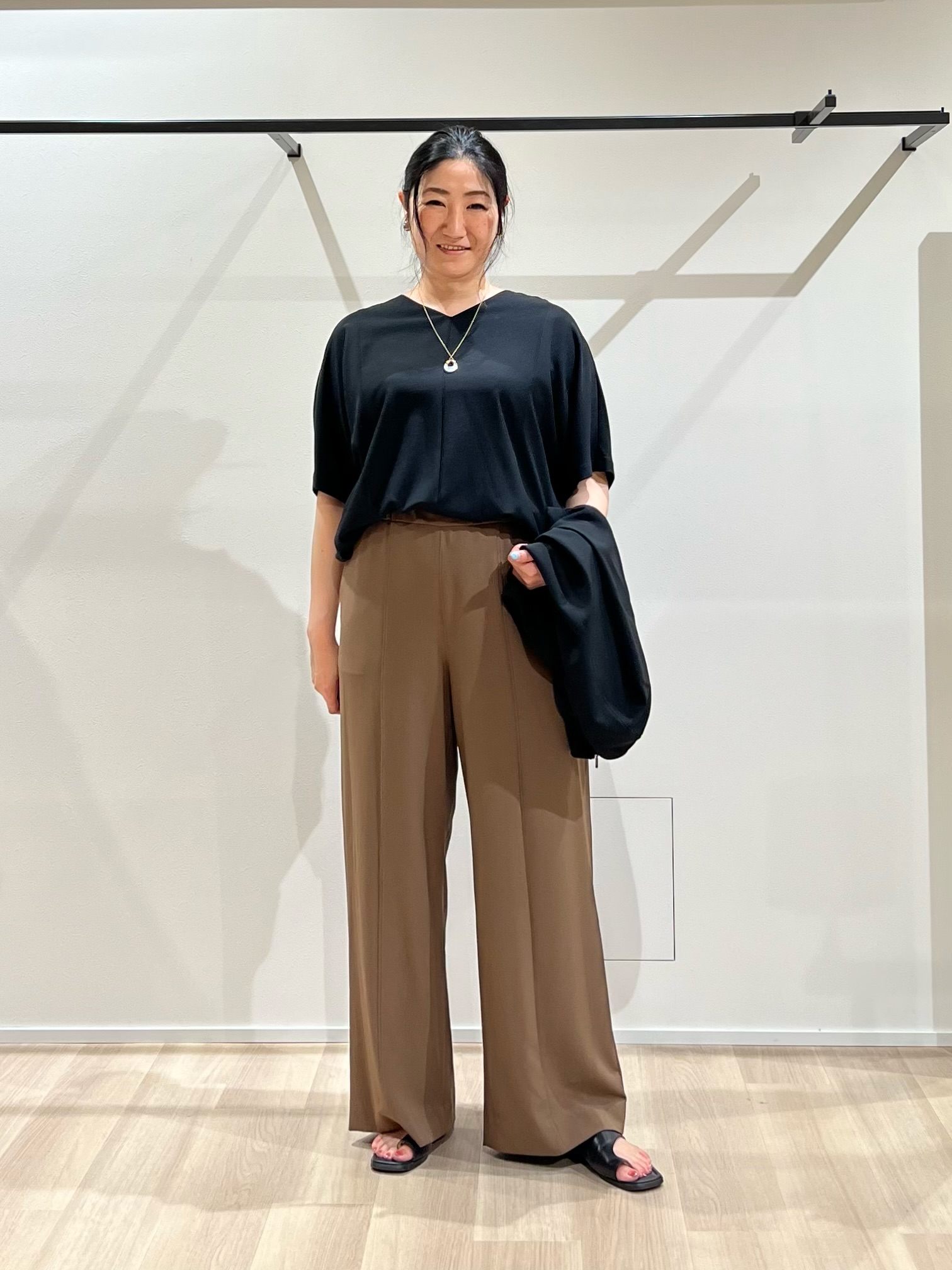 TOMOMIさんの「UNTITLED｜【体型＆二の腕カバー/着る日傘】ドルマントップス」を使ったコーディネート