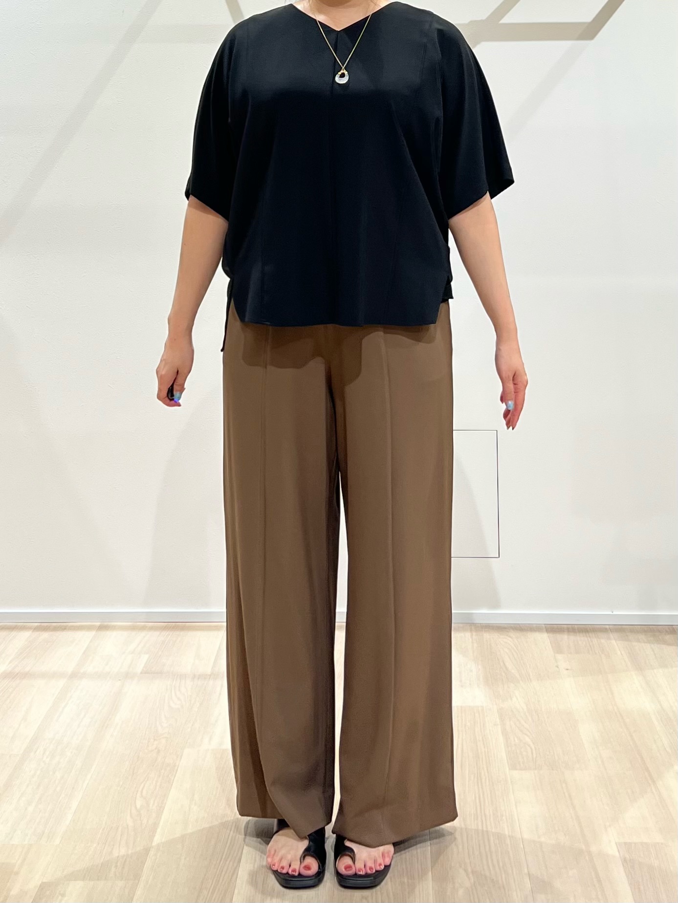 TOMOMIさんの「UNTITLED｜【体型＆二の腕カバー/着る日傘】ドルマントップス」を使ったコーディネート