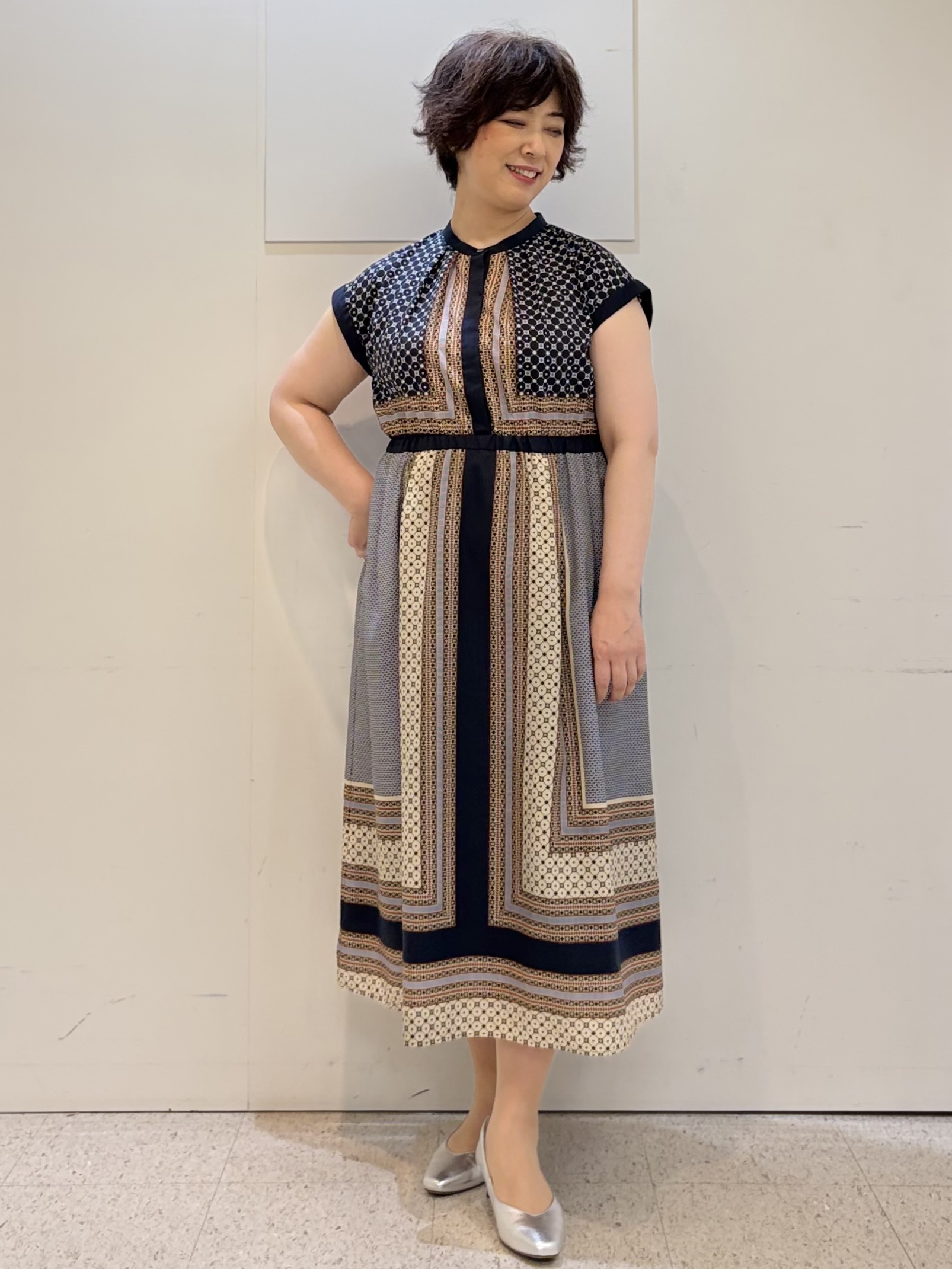 ヤスコさんの「Reflect｜幾何学柄フレンチスリーブワンピース」を使ったコーディネート