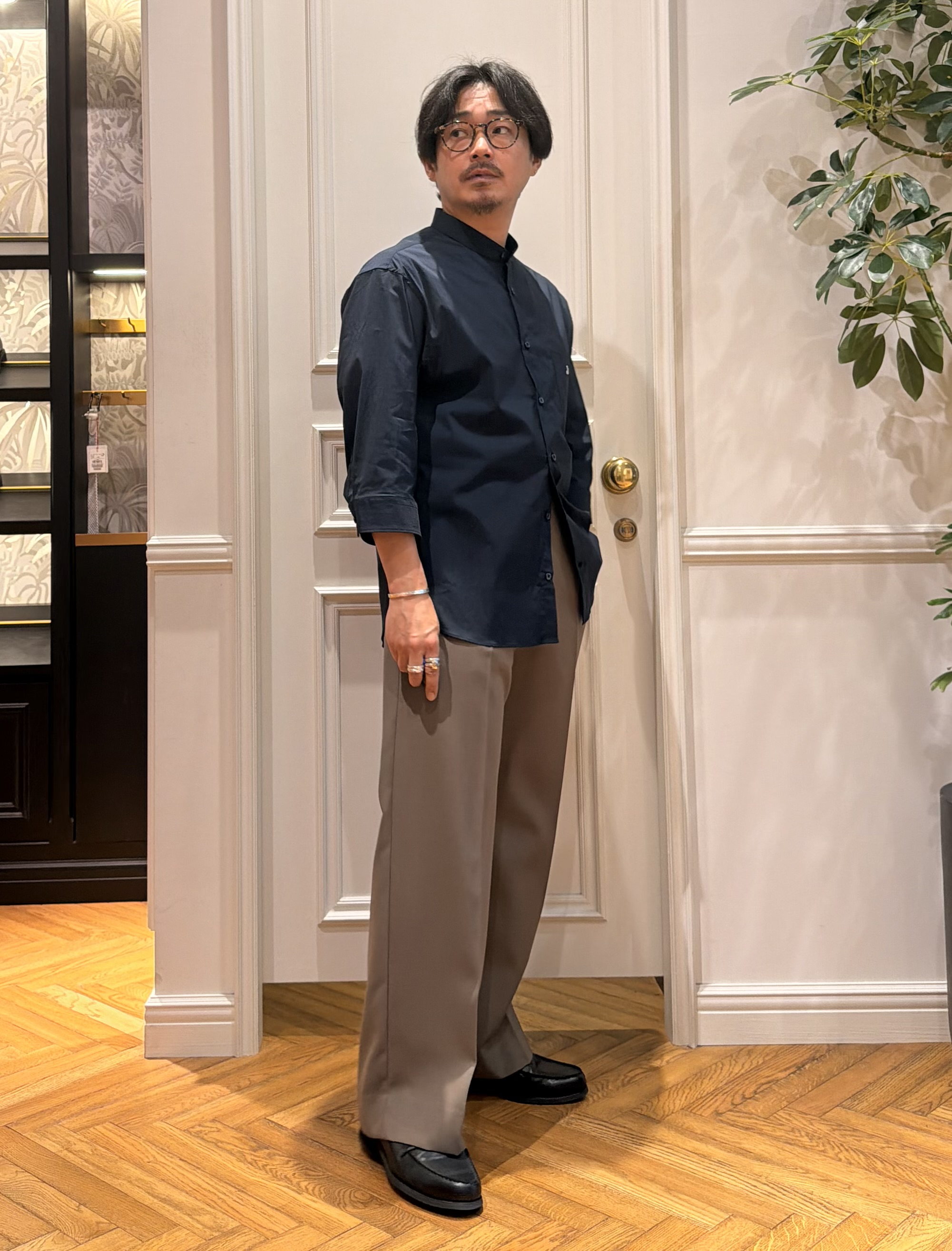 鶴田大士さんの「DRESSTERIOR｜オーガニックコットン ストレッチバンドカラーシャツ」を使ったコーディネート