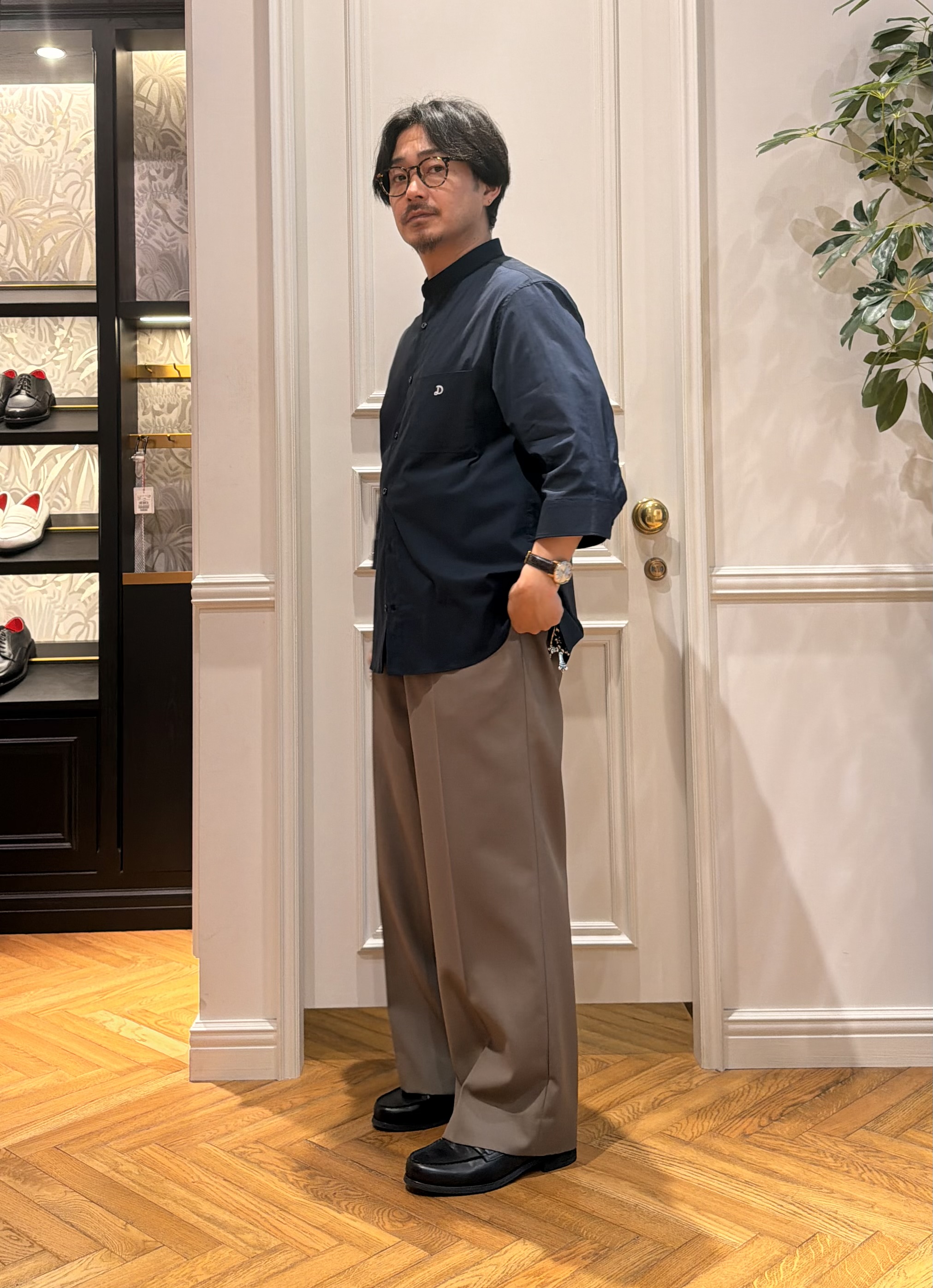 鶴田大士さんの「DRESSTERIOR｜オーガニックコットン ストレッチバンドカラーシャツ」を使ったコーディネート