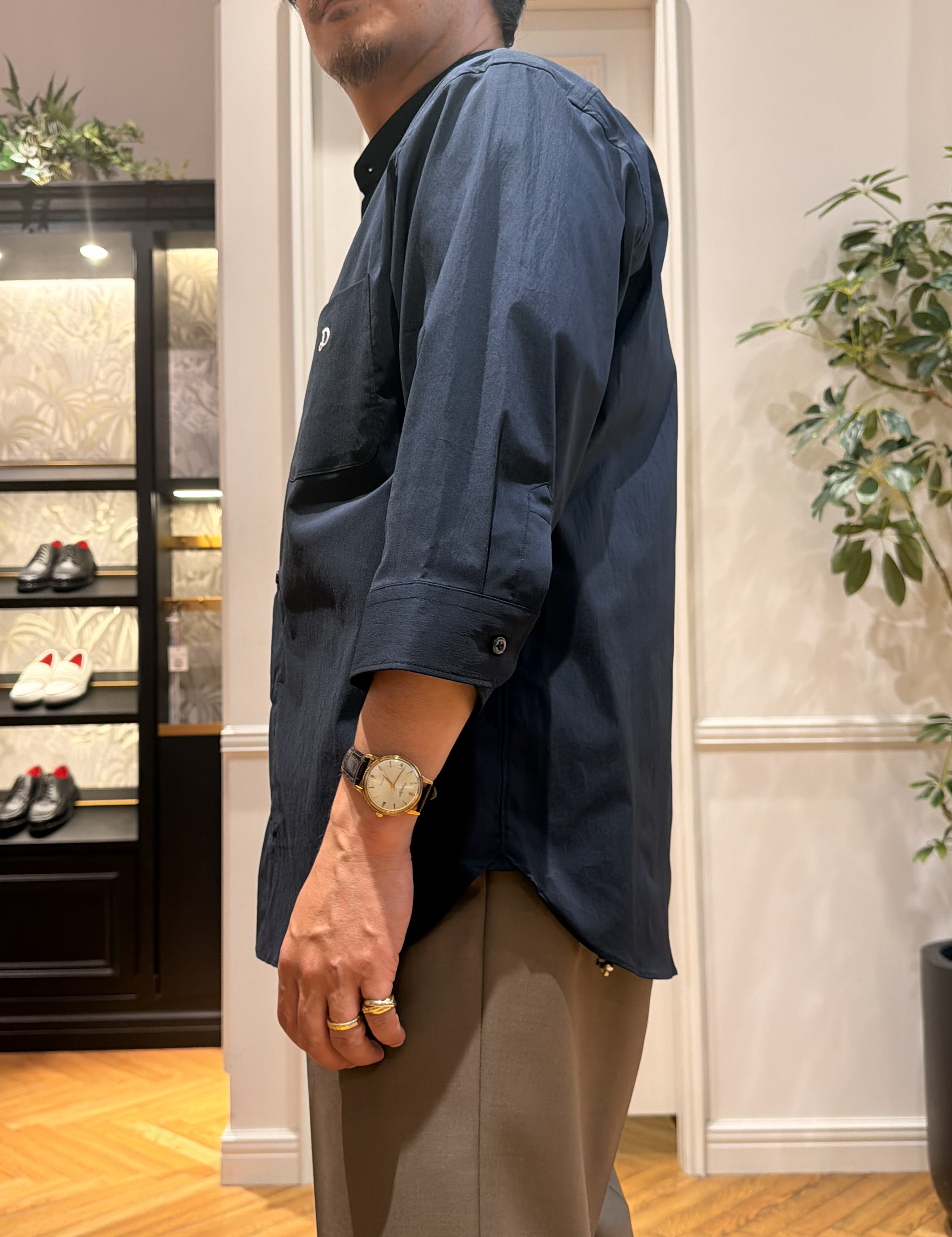 鶴田大士さんの「DRESSTERIOR｜オーガニックコットン ストレッチバンドカラーシャツ」を使ったコーディネート