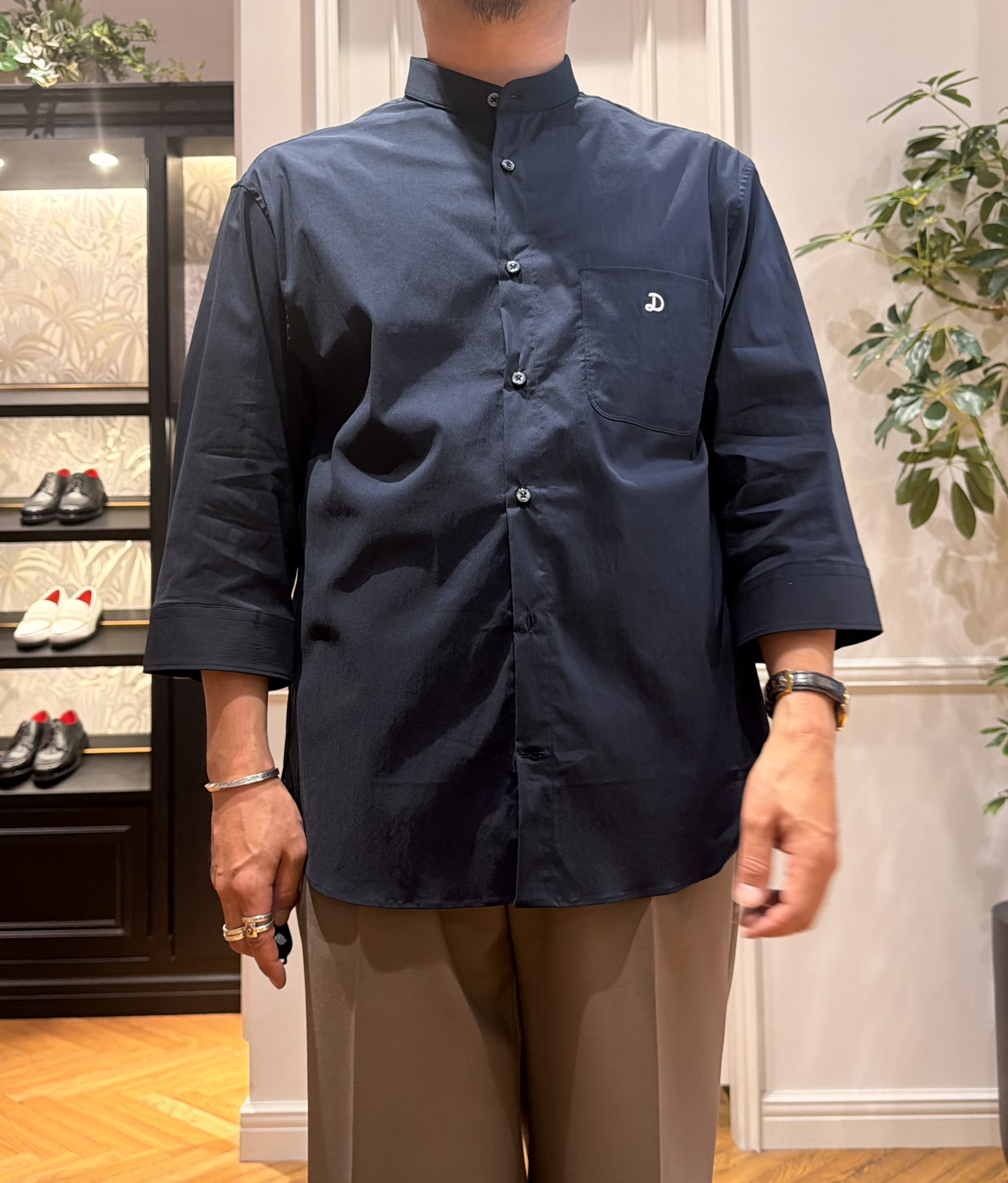 鶴田大士さんの「DRESSTERIOR｜オーガニックコットン ストレッチバンドカラーシャツ」を使ったコーディネート