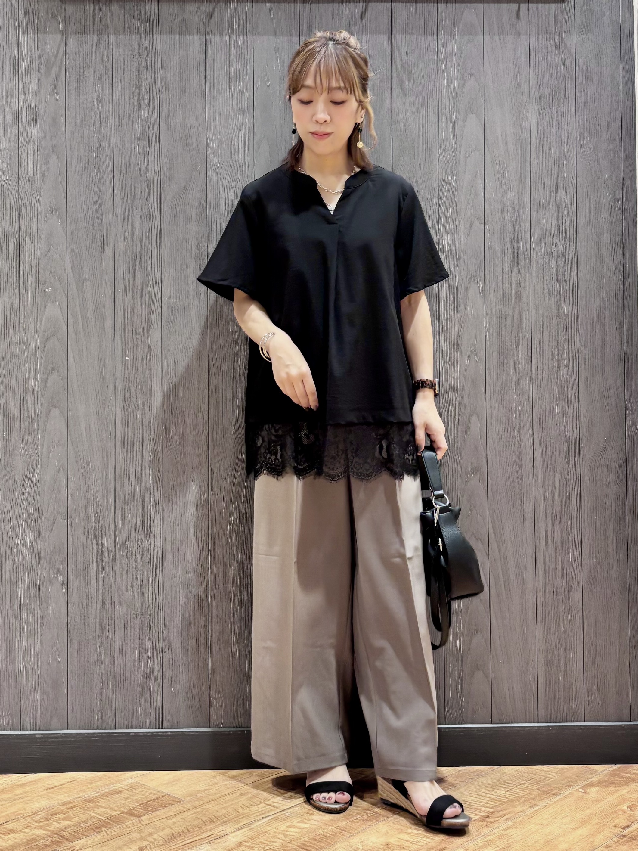 meiさんの「SHOO･LA･RUE｜【S-LL/洗濯機可】軽凛(かろりん)ひんやり スキッパー裾レースブラウス」を使ったコーディネート