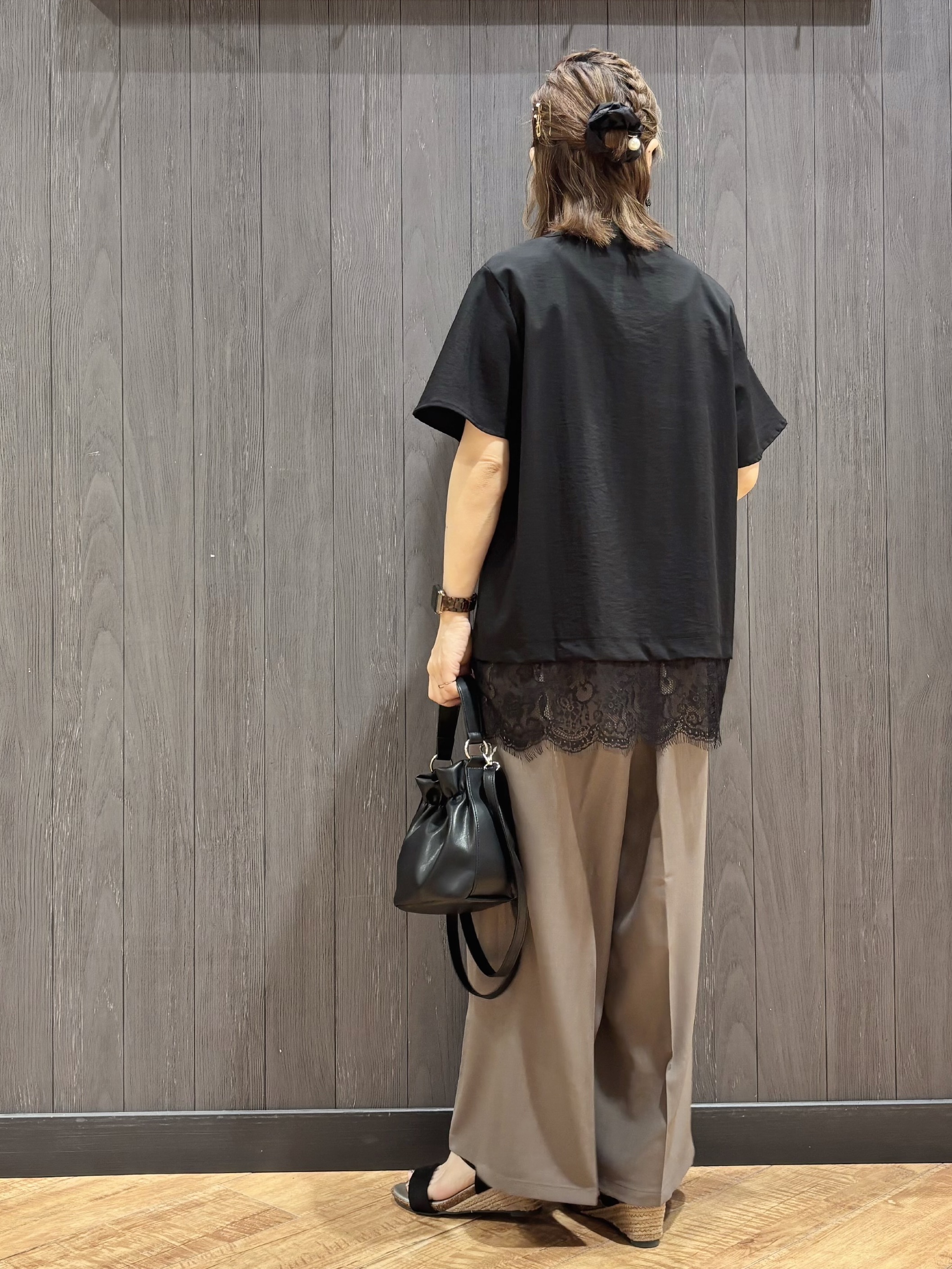 meiさんの「SHOO･LA･RUE｜【S-LL/洗濯機可】軽凛(かろりん)ひんやり スキッパー裾レースブラウス」を使ったコーディネート