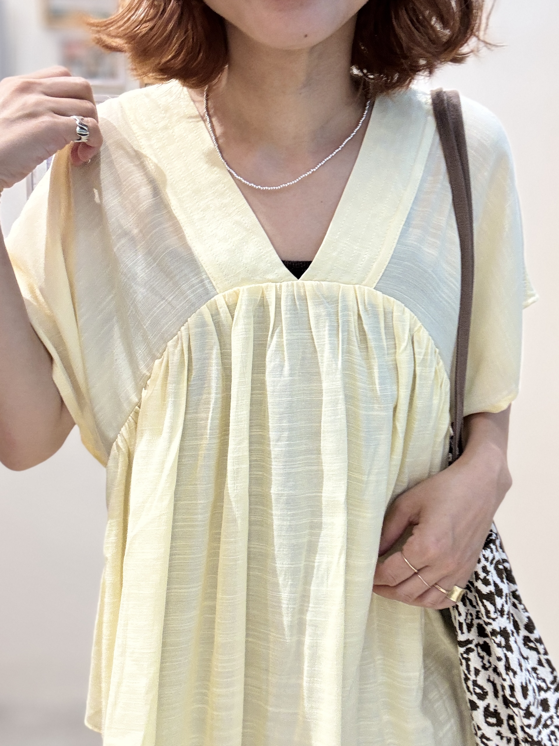 たけぴさんの「SHOO･LA･RUE｜【ひんやり/UV/体型カバー】インせず着られる Vネックギャザーブラウス」を使ったコーディネート