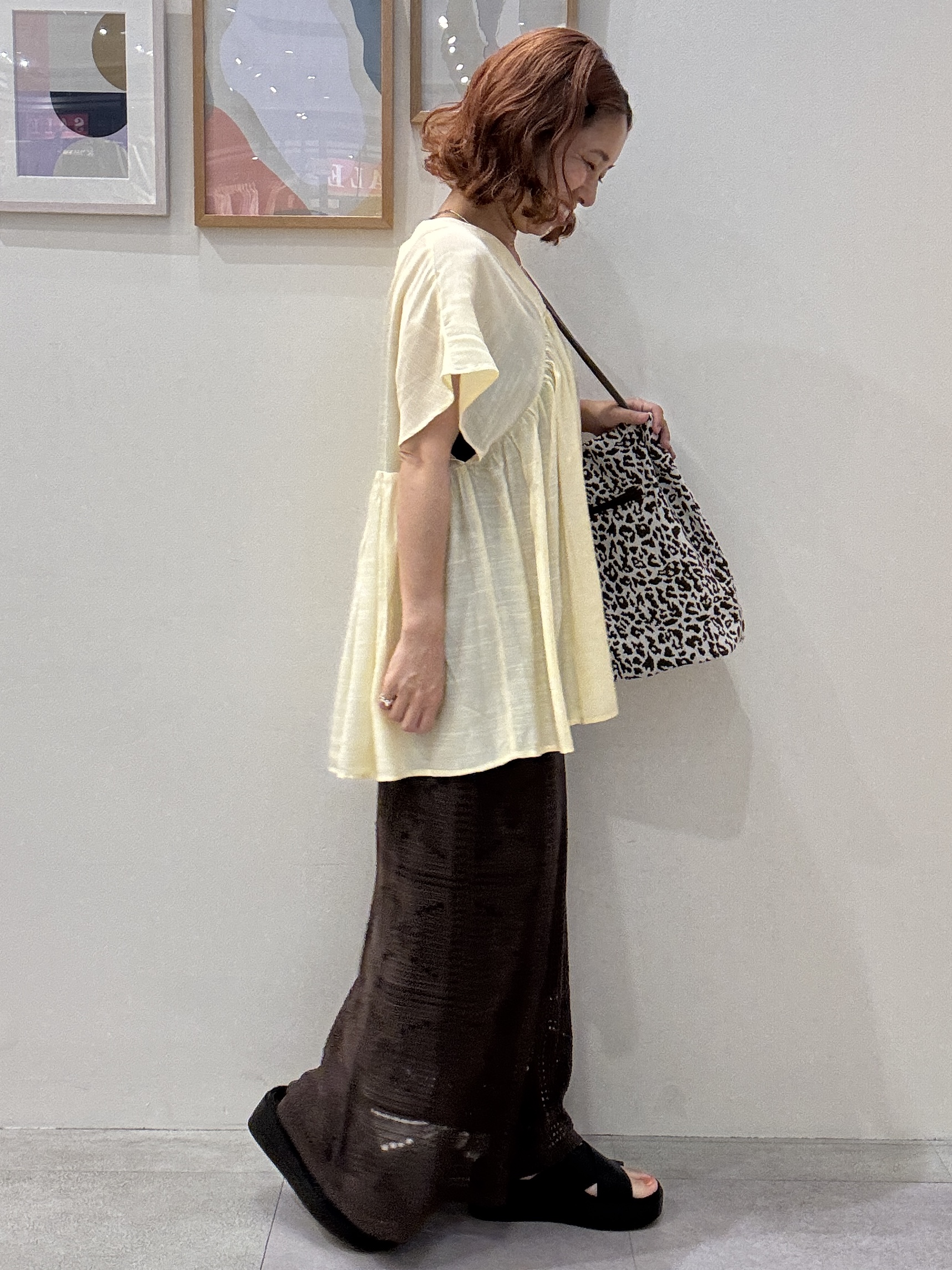 たけぴさんの「SHOO･LA･RUE｜【ひんやり/UV/体型カバー】インせず着られる Vネックギャザーブラウス」を使ったコーディネート