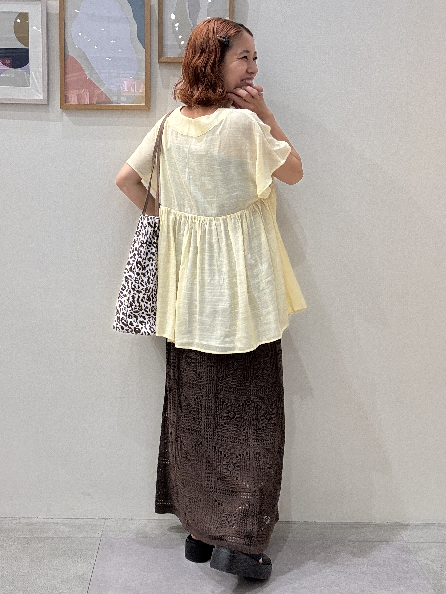 たけぴさんの「SHOO･LA･RUE｜【ひんやり/UV/体型カバー】インせず着られる Vネックギャザーブラウス」を使ったコーディネート