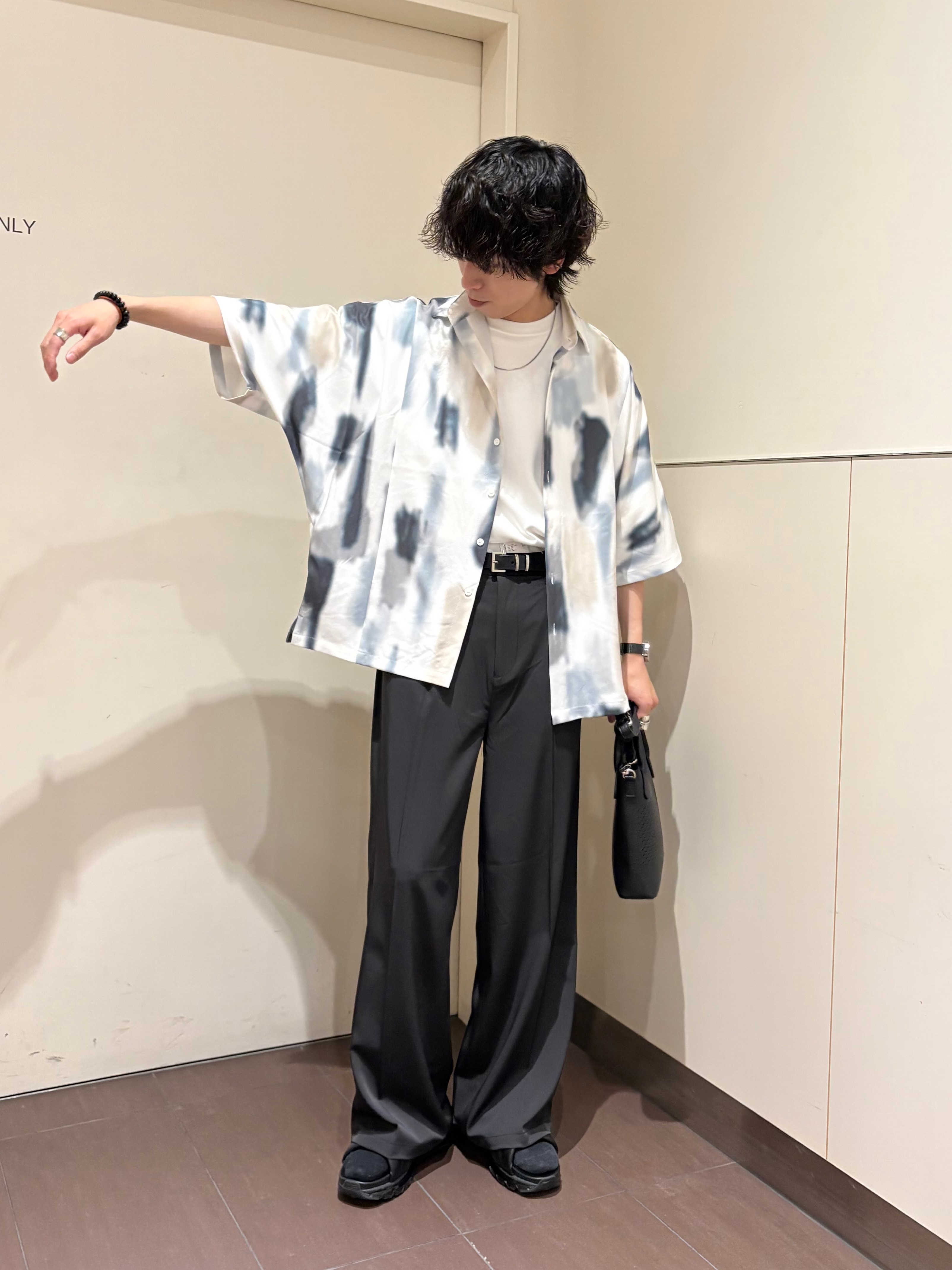 ナノシーさんの「tk.TAKEO KIKUCHI｜【今、売れています。】アブストラクトドルマンとろみシャツ/さらっとタッチ/ドレープ/美シルエット/総」を使ったコーディネート