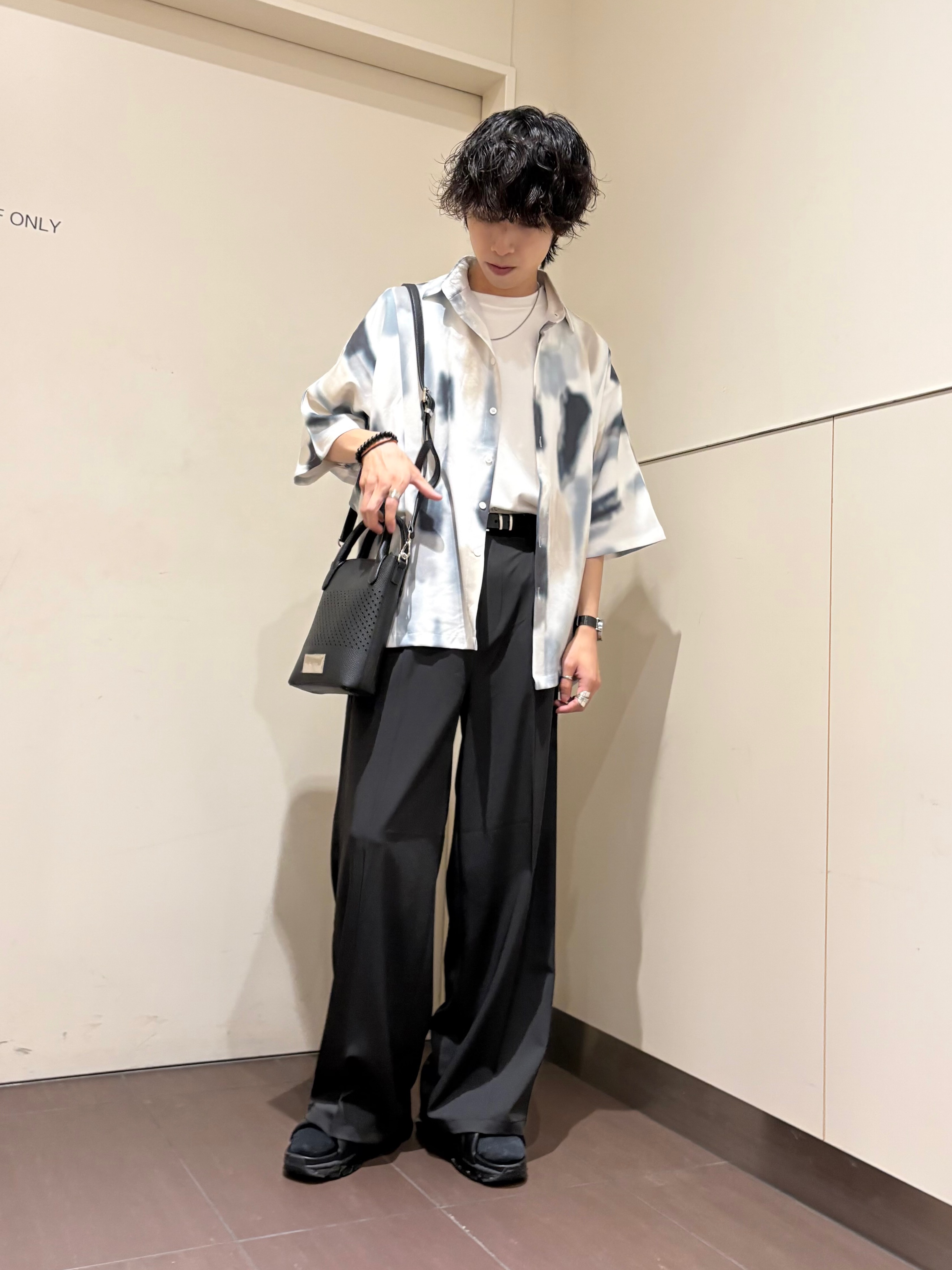 ナノシーさんの「tk.TAKEO KIKUCHI｜【今、売れています。】アブストラクトドルマンとろみシャツ/さらっとタッチ/ドレープ/美シルエット/総」を使ったコーディネート