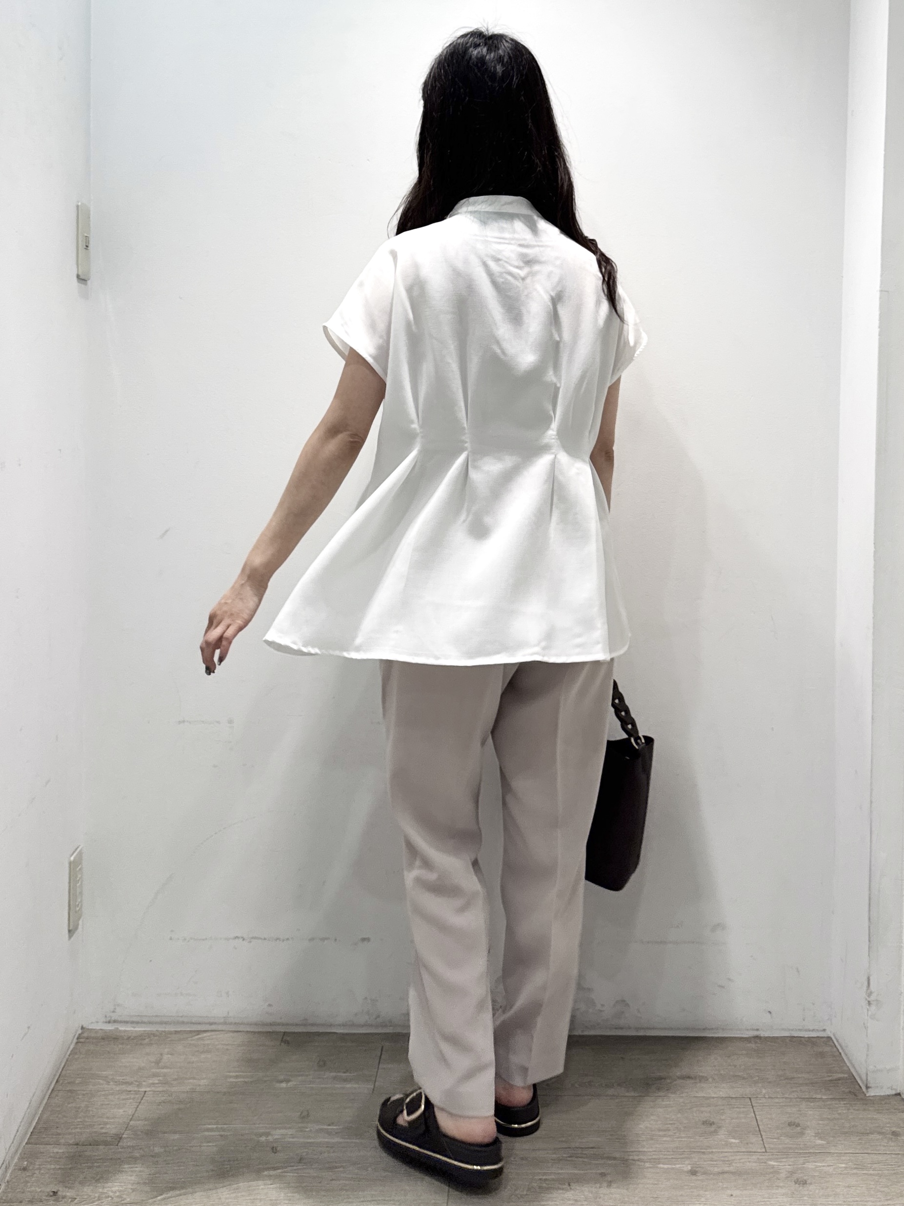 yuicciさんの「OPAQUE.CLIP｜【接触冷感／吸水速乾】リネンライク タックフレンチスリーブブラウス《洗濯機OK》」を使ったコーディネート
