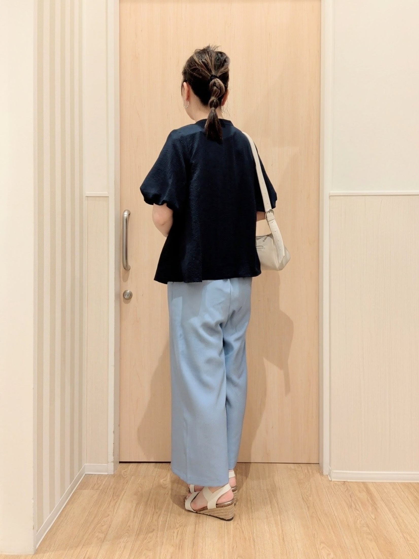 あさんの「SHOO･LA･RUE｜【S-LL/洗濯機可】バルーンスリーブ　キーネックブラウス」を使ったコーディネート