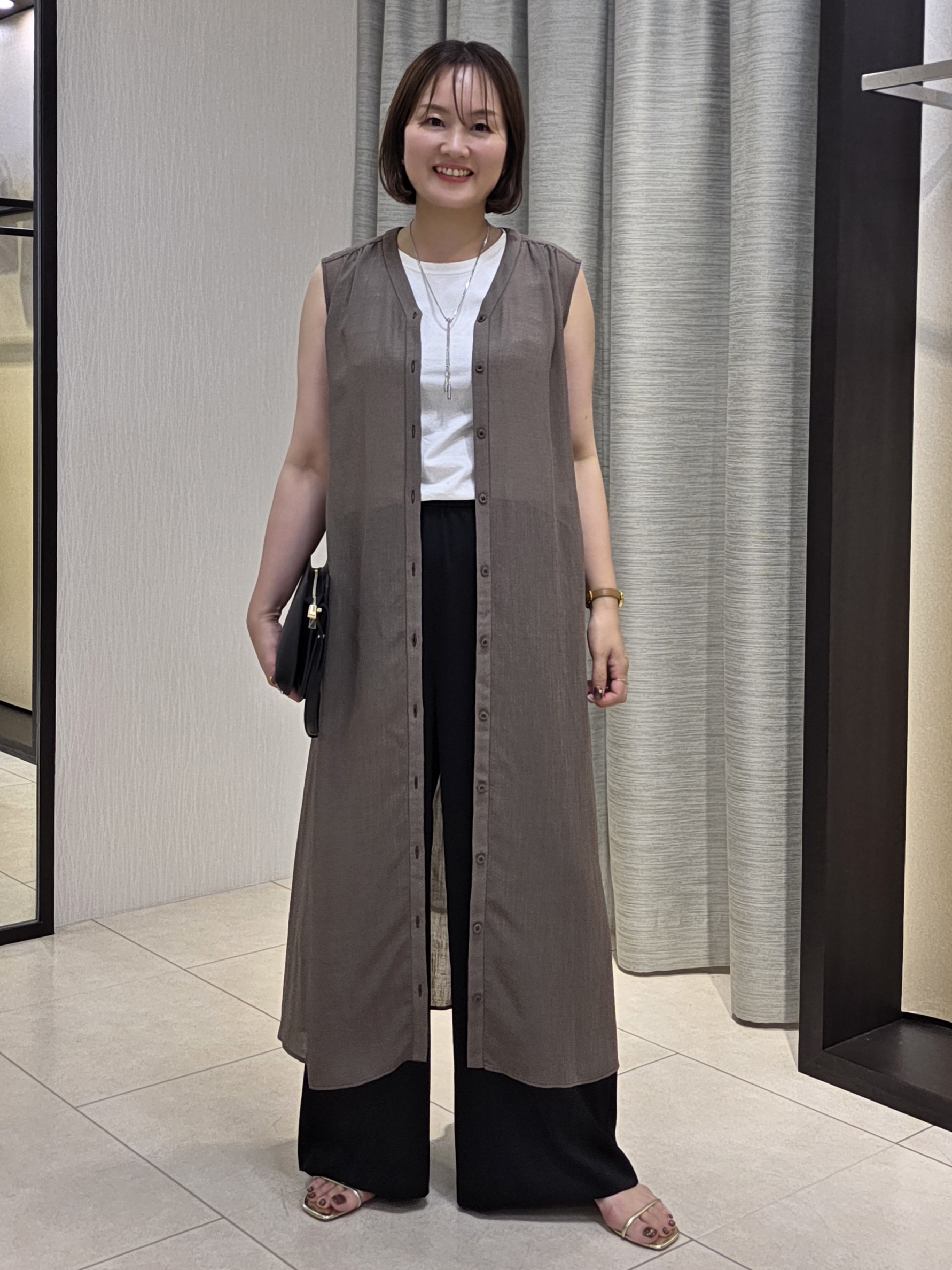 naokoさんの「UNTITLED｜【通気性/前開きボタン】シアーVネックワンピース」を使ったコーディネート