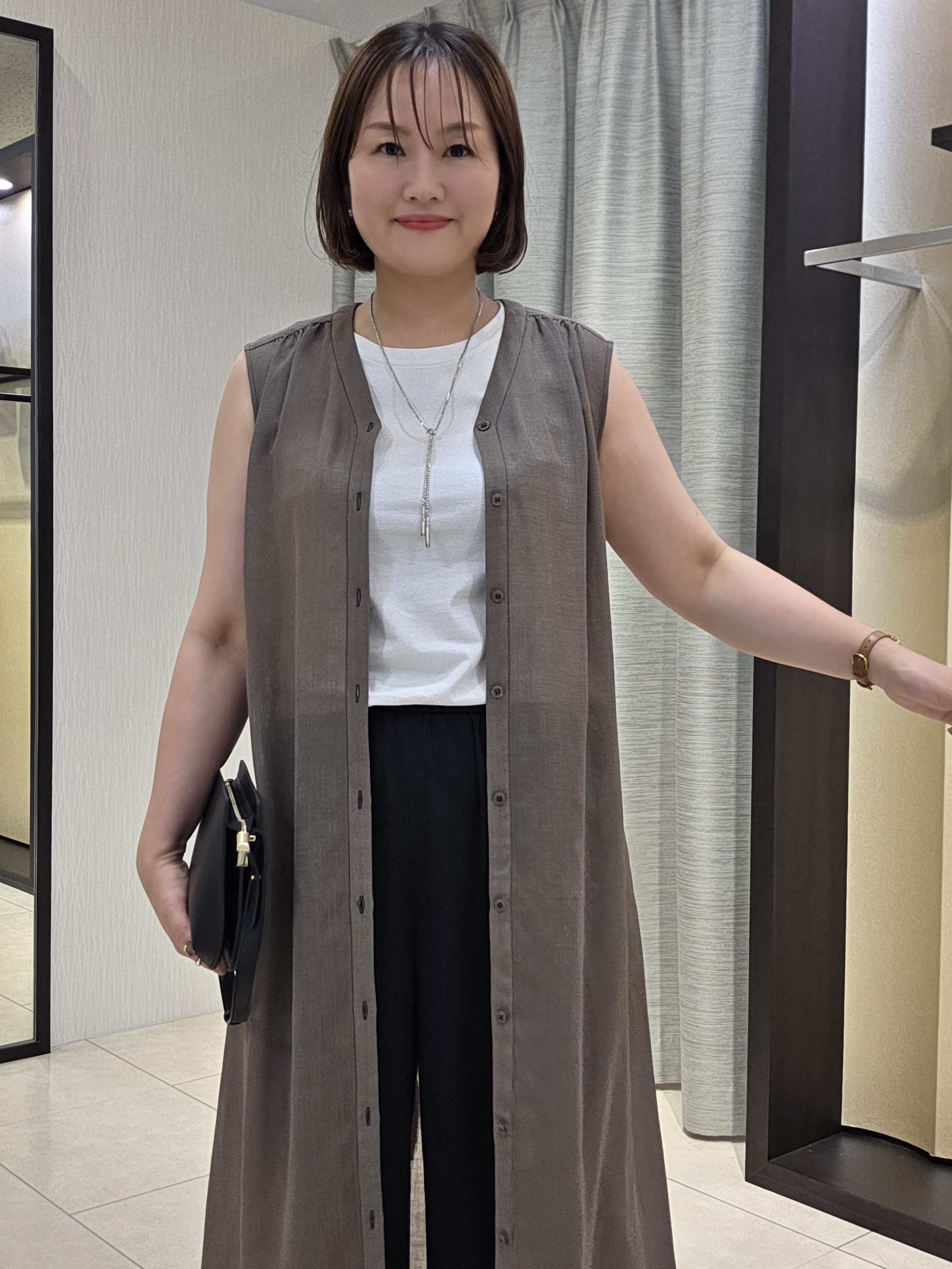 naokoさんの「UNTITLED｜【通気性/前開きボタン】シアーVネックワンピース」を使ったコーディネート