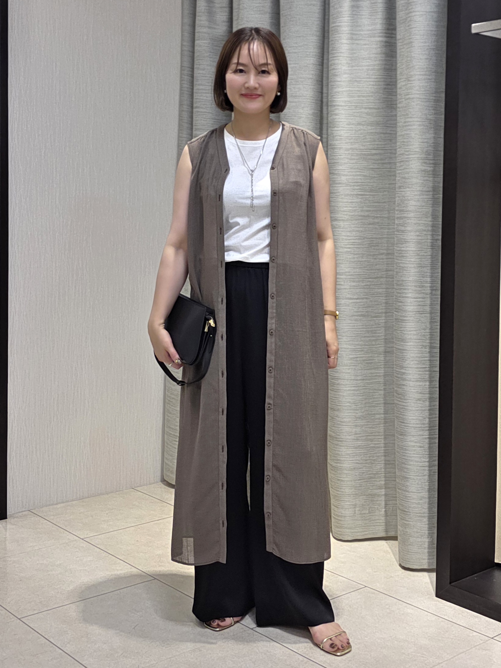 naokoさんの「UNTITLED｜【通気性/前開きボタン】シアーVネックワンピース」を使ったコーディネート