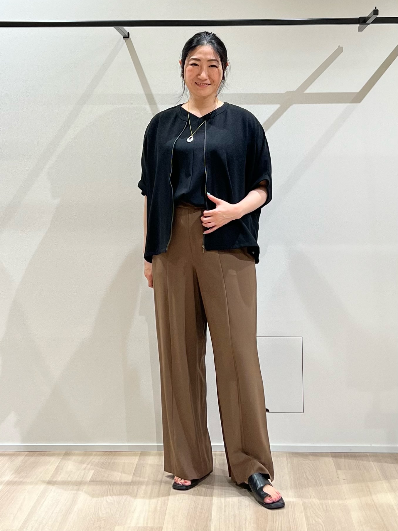 TOMOMIさんの「UNTITLED｜【夏羽織り/着る日傘】ドルマンフォルムブルゾン」を使ったコーディネート