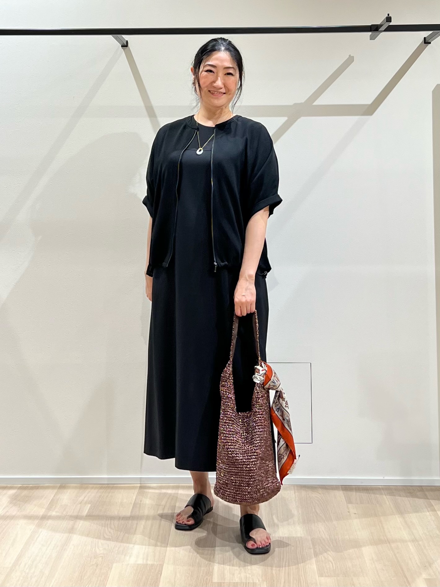 TOMOMIさんの「UNTITLED｜【夏羽織り/着る日傘】ドルマンフォルムブルゾン」を使ったコーディネート