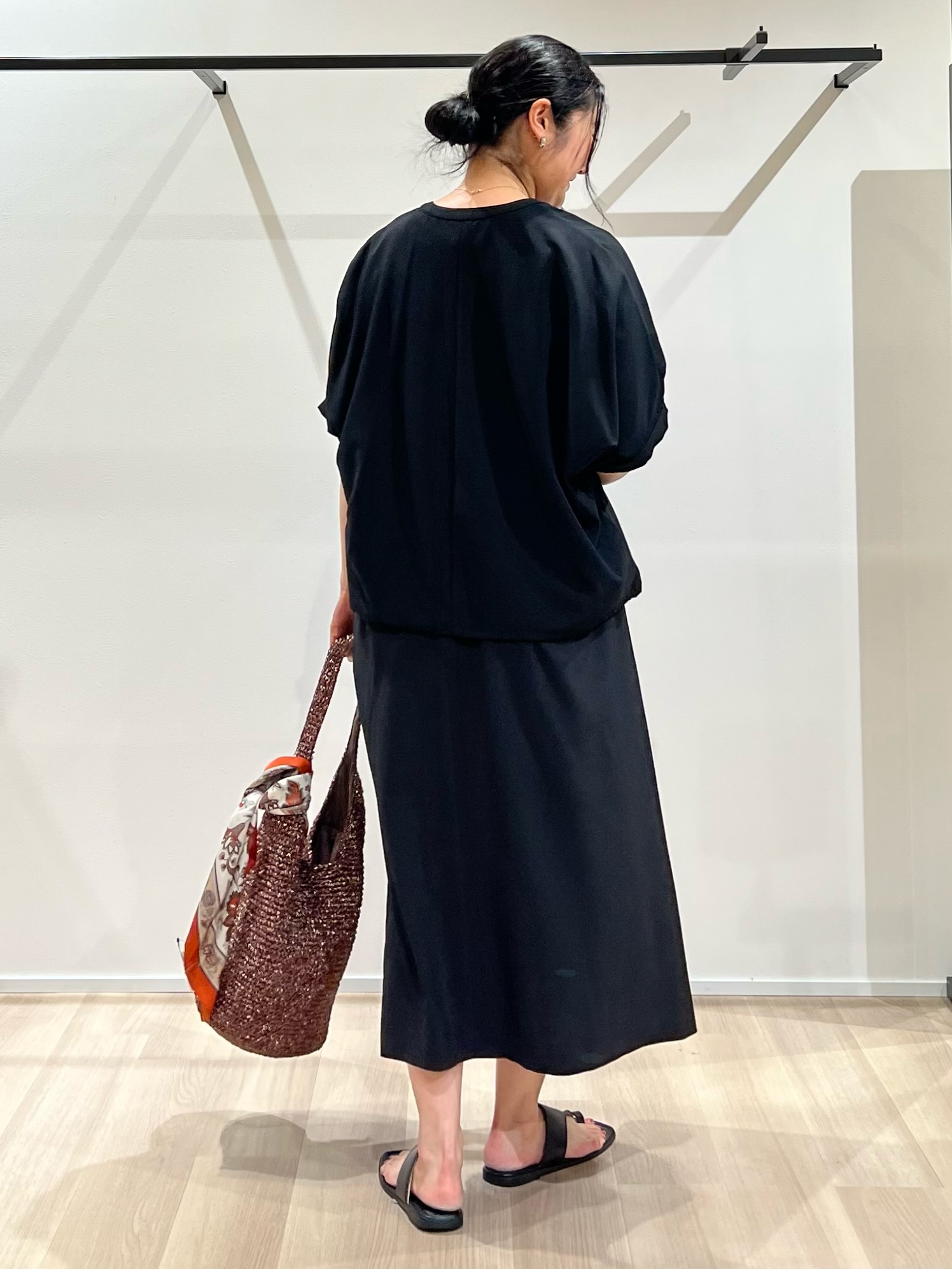 TOMOMIさんの「UNTITLED｜【夏羽織り/着る日傘】ドルマンフォルムブルゾン」を使ったコーディネート